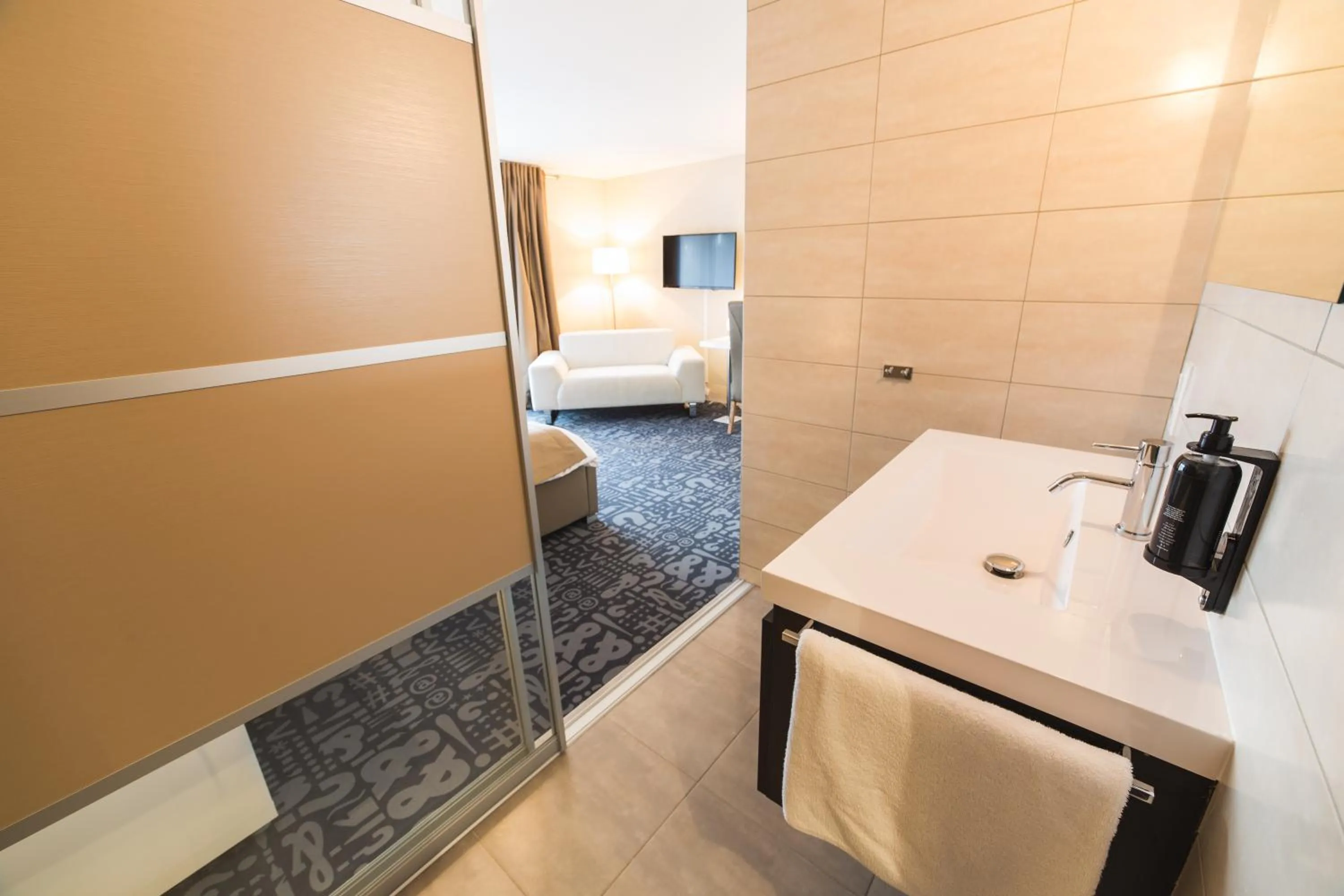 Bathroom, Bed in Hôtel Le Dormeur