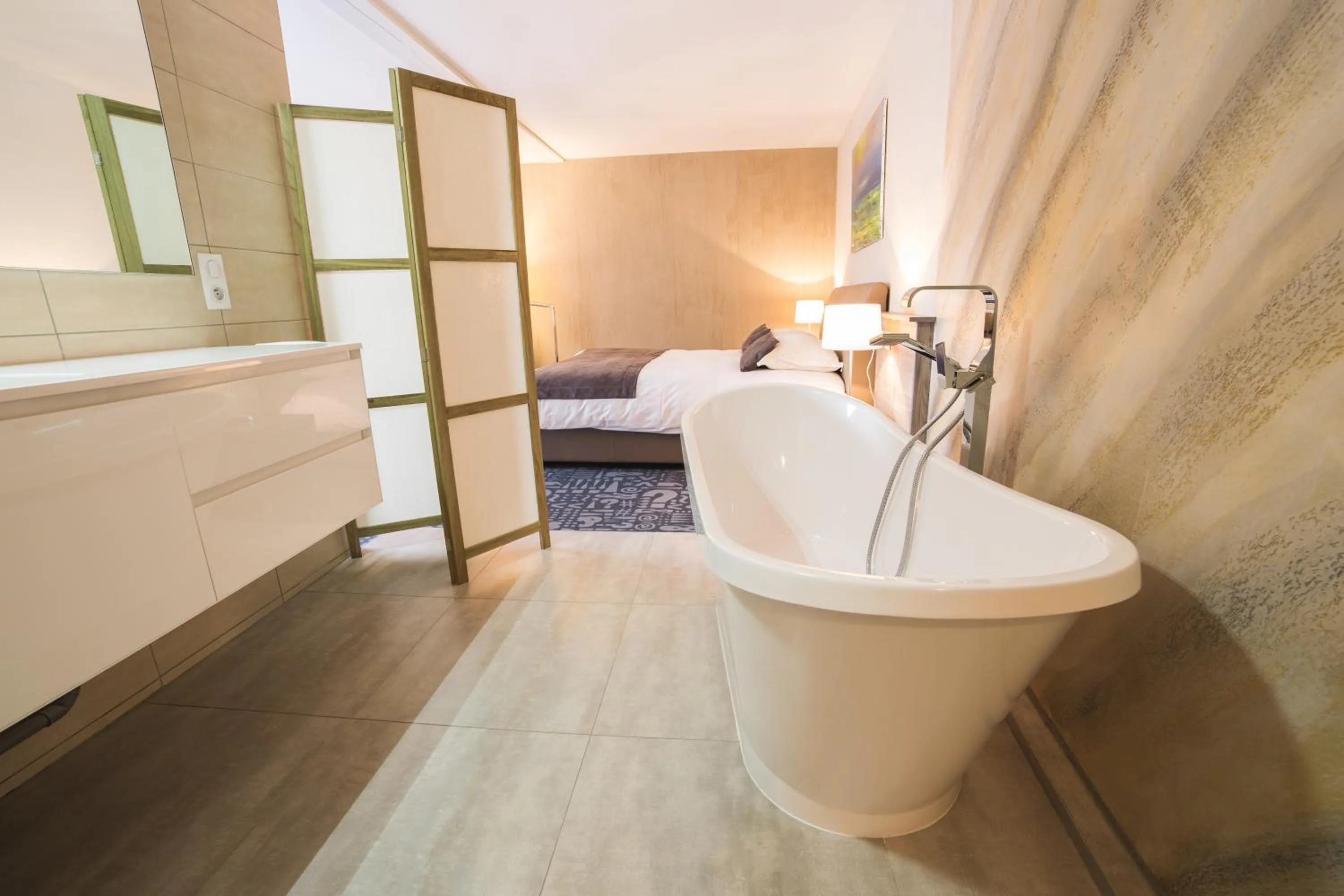 Bathroom, Bed in Hôtel Le Dormeur