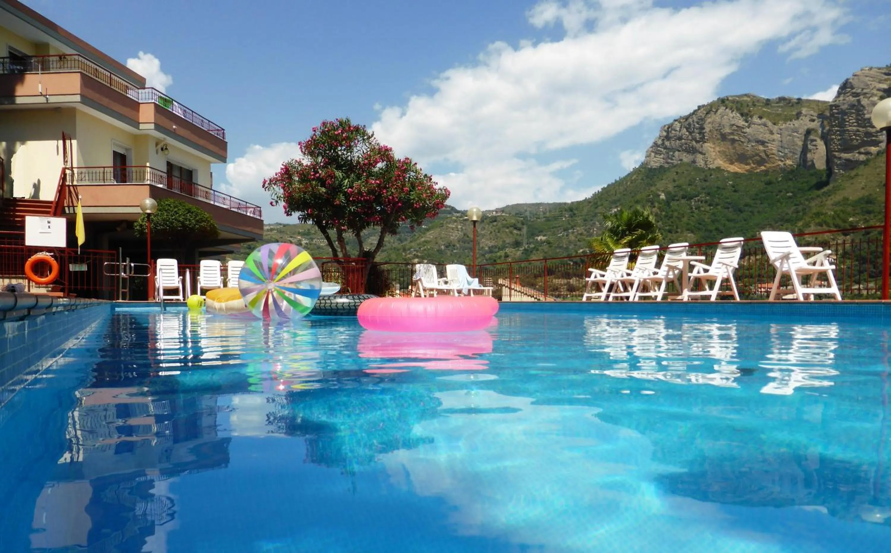 Swimming pool in Residence Green Park