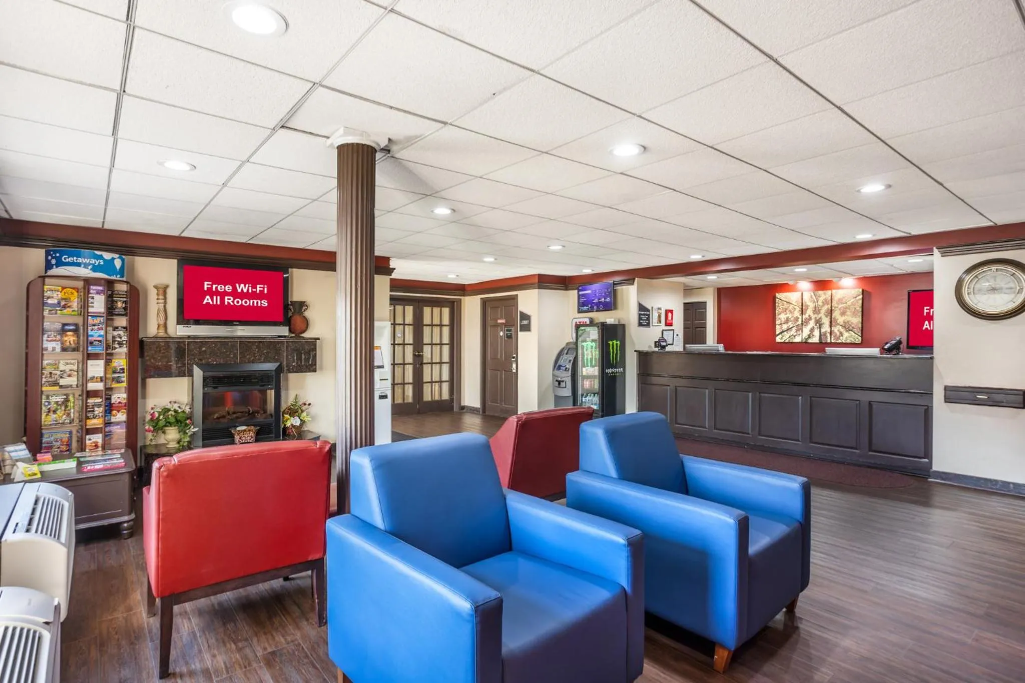 Lobby or reception in HomeTowne Studios by Red Roof Lancaster