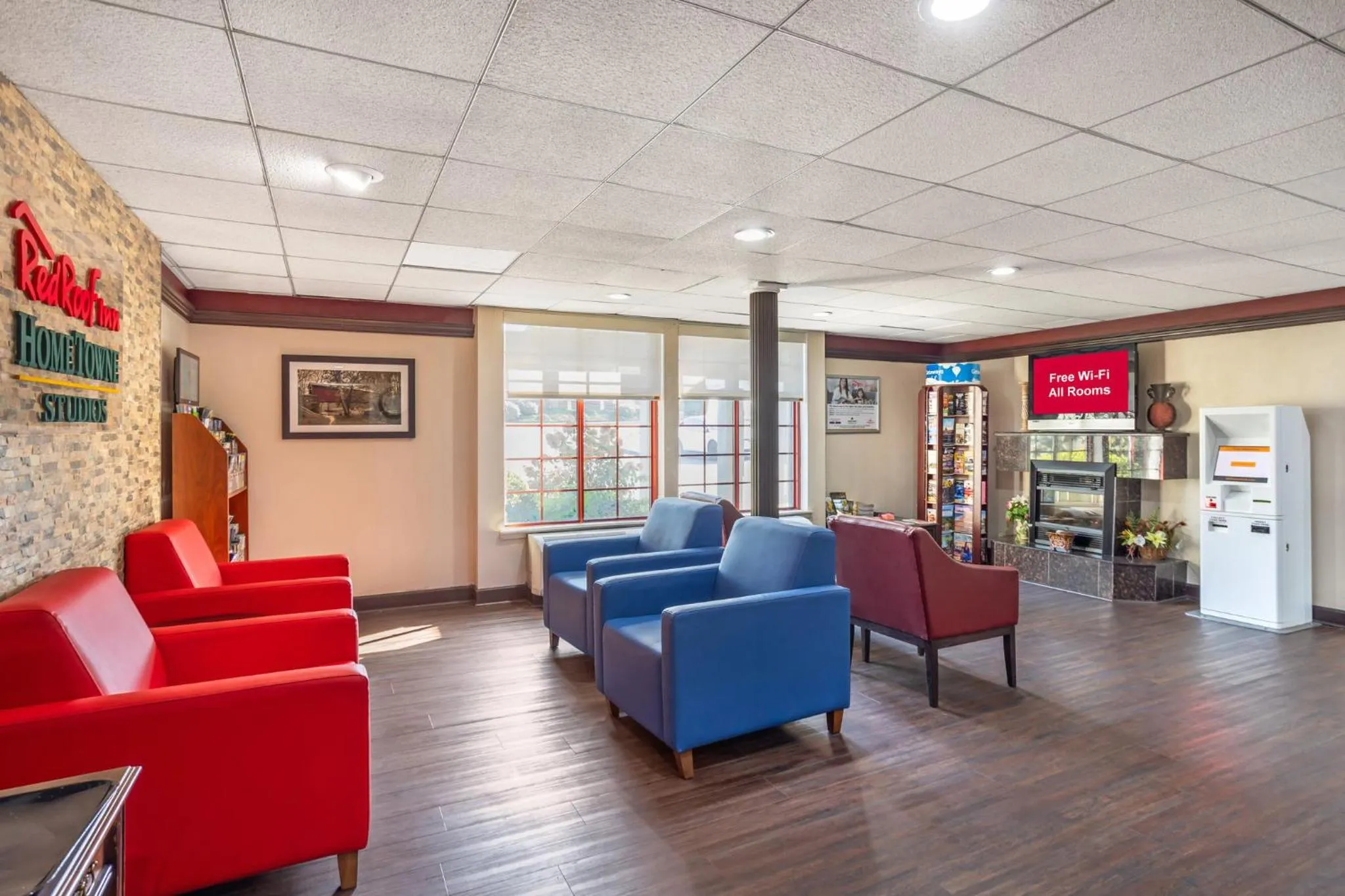 Lobby or reception in HomeTowne Studios by Red Roof Lancaster