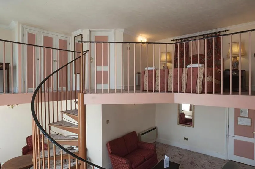 Seating area in Royal Victoria Hotel