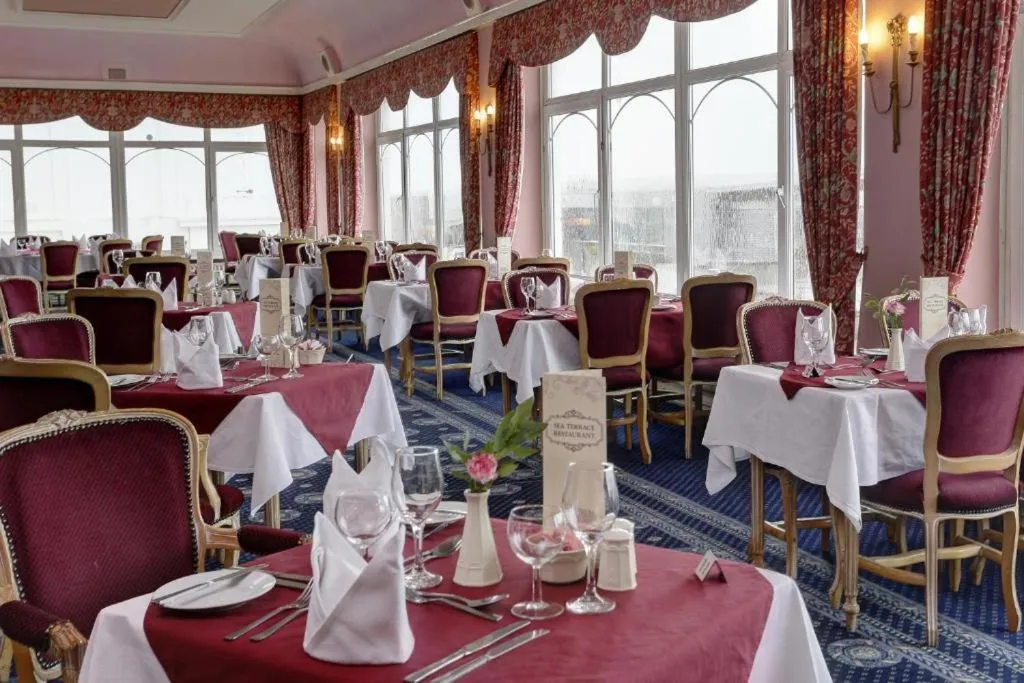 Restaurant/places to eat in Royal Victoria Hotel