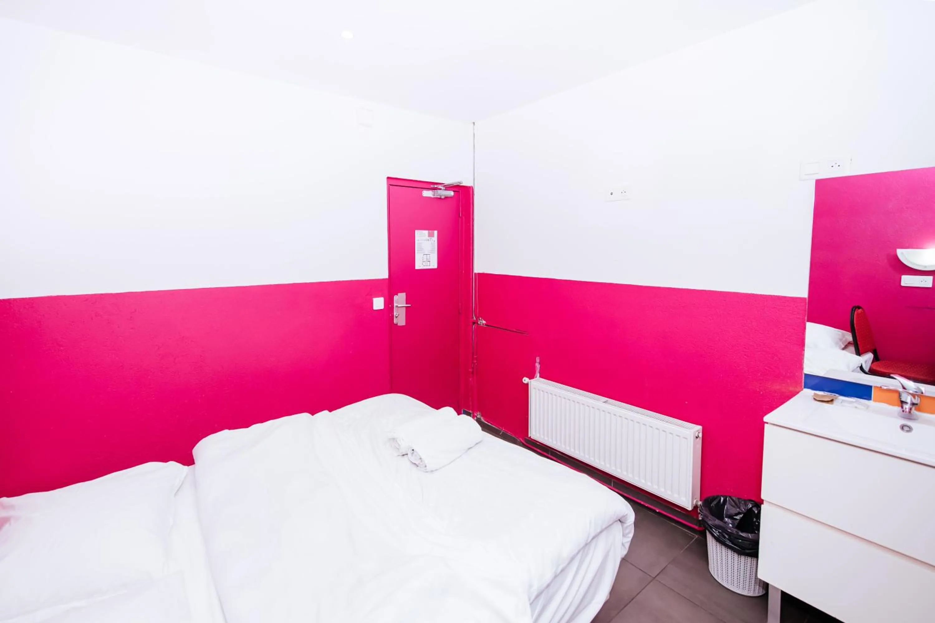 hair dresser, Bed in Hotel De La Poste