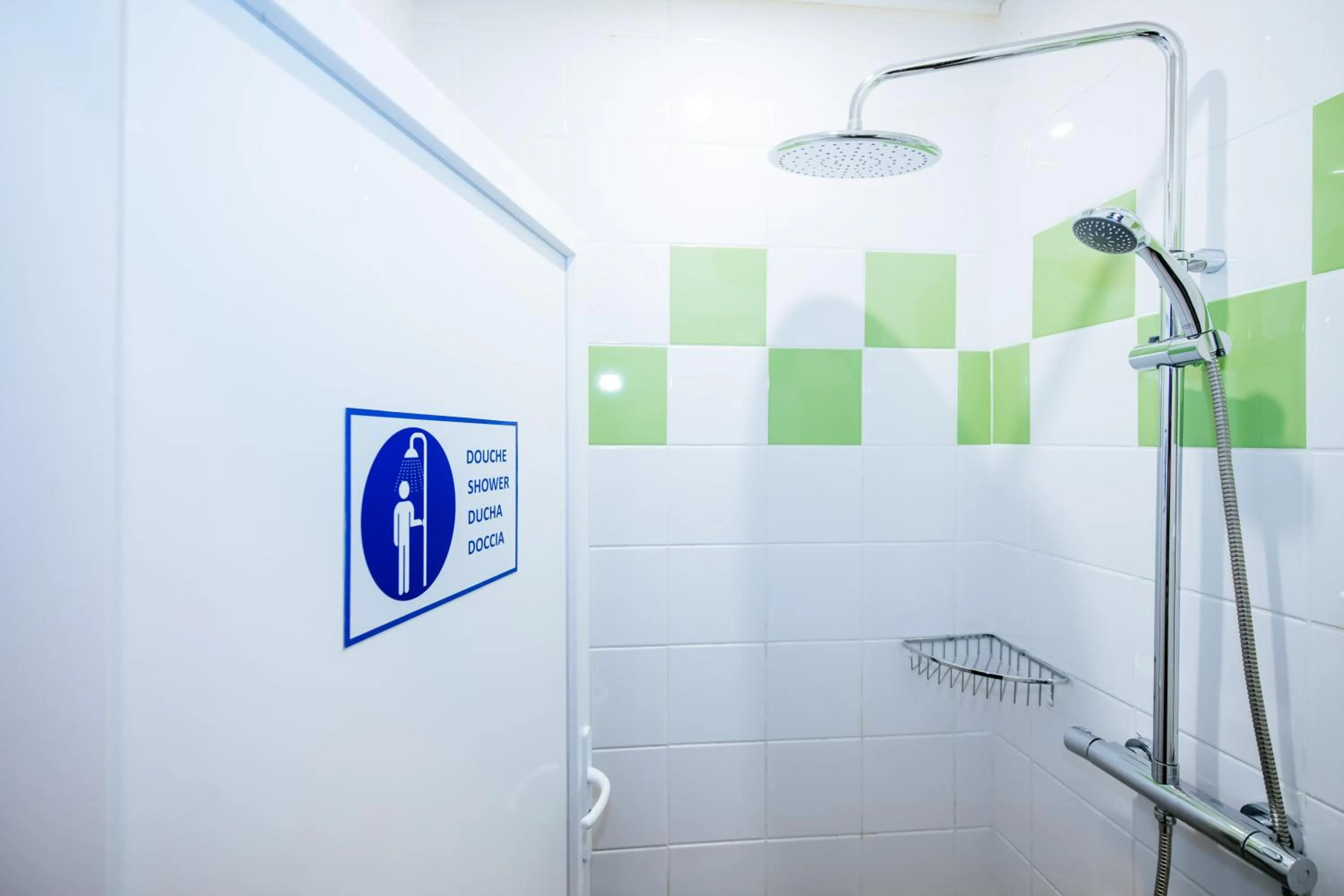 Shower in Hotel De La Poste