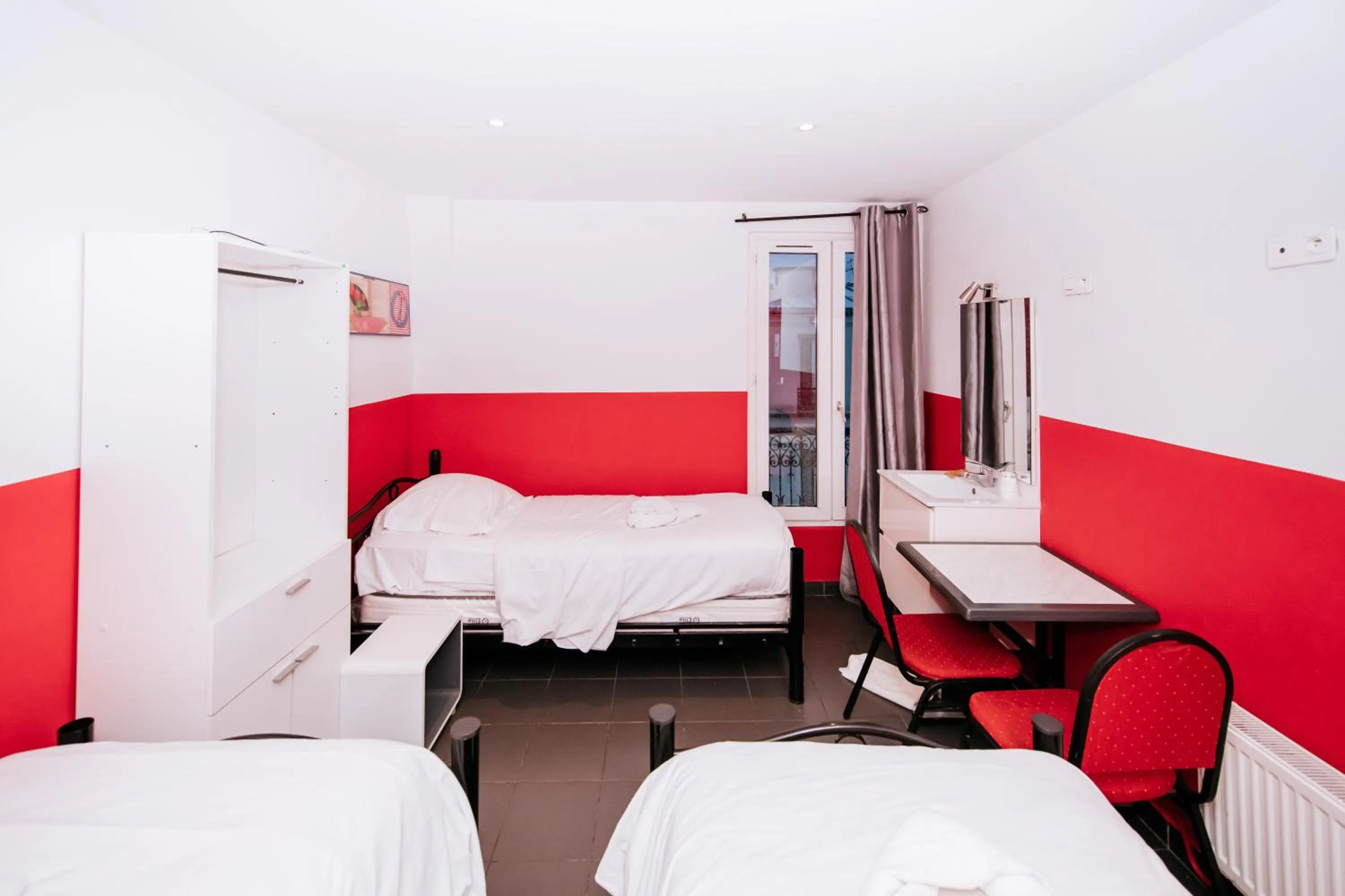 Bedroom, Bed in Hotel De La Poste