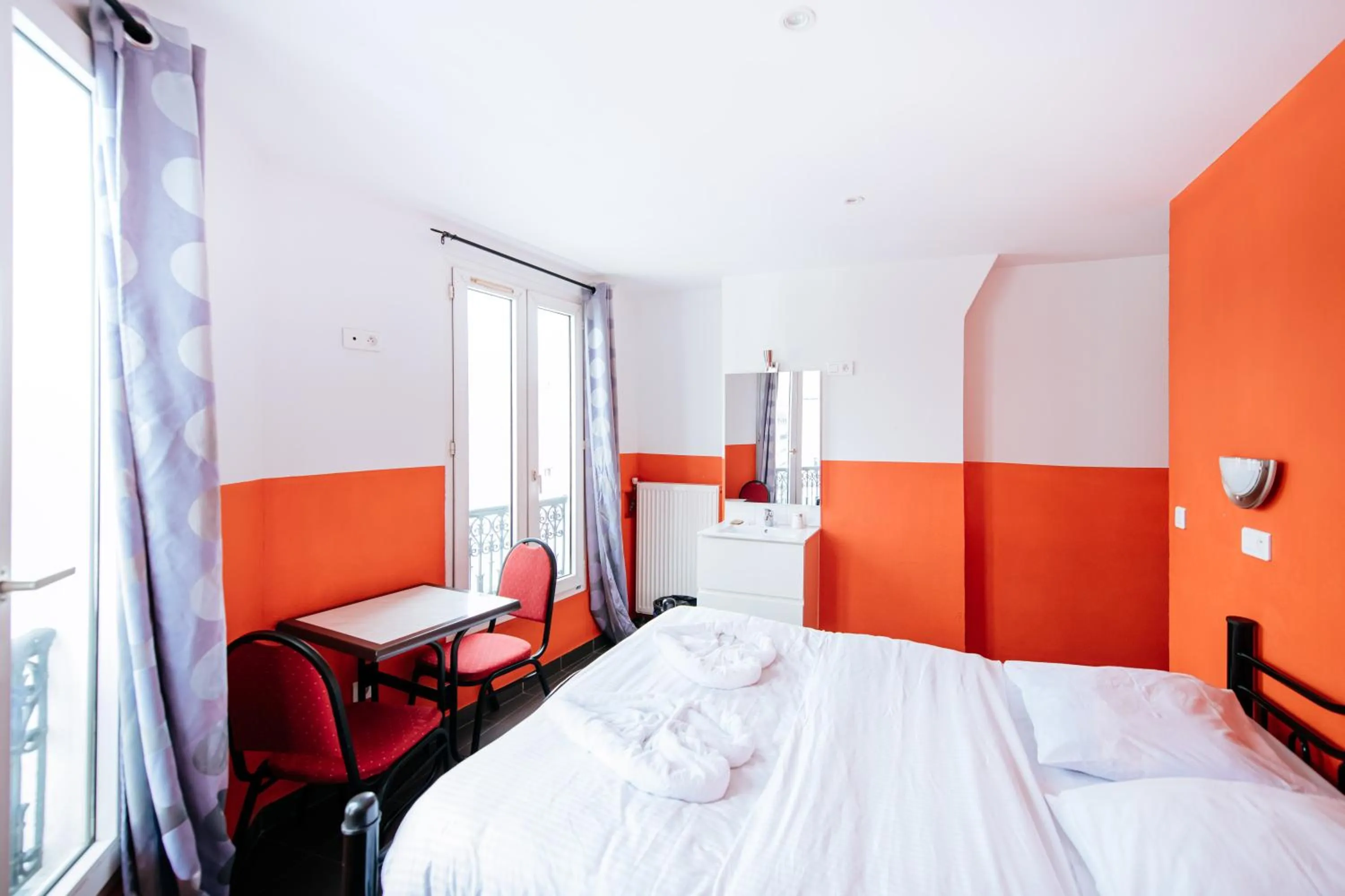 Bedroom, Bed in Hotel De La Poste