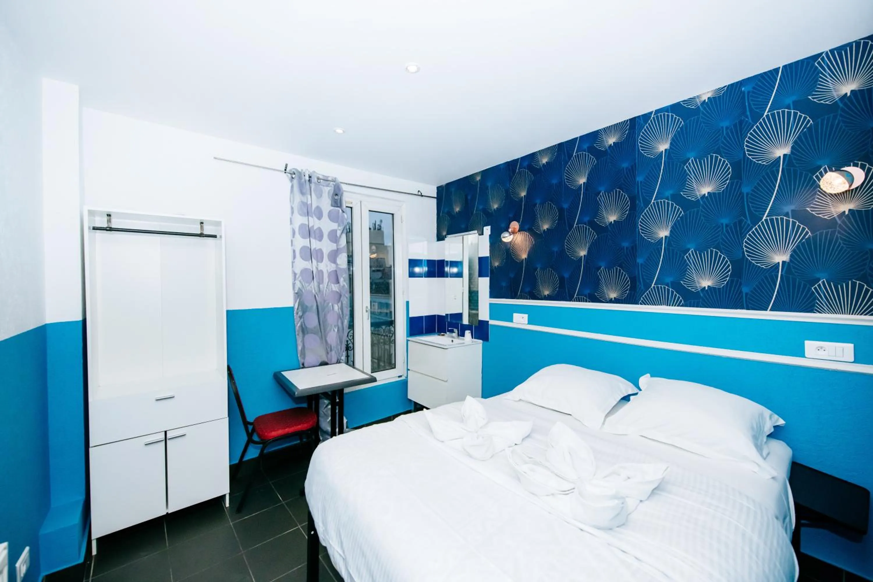 Photo of the whole room, Bed in Hotel De La Poste