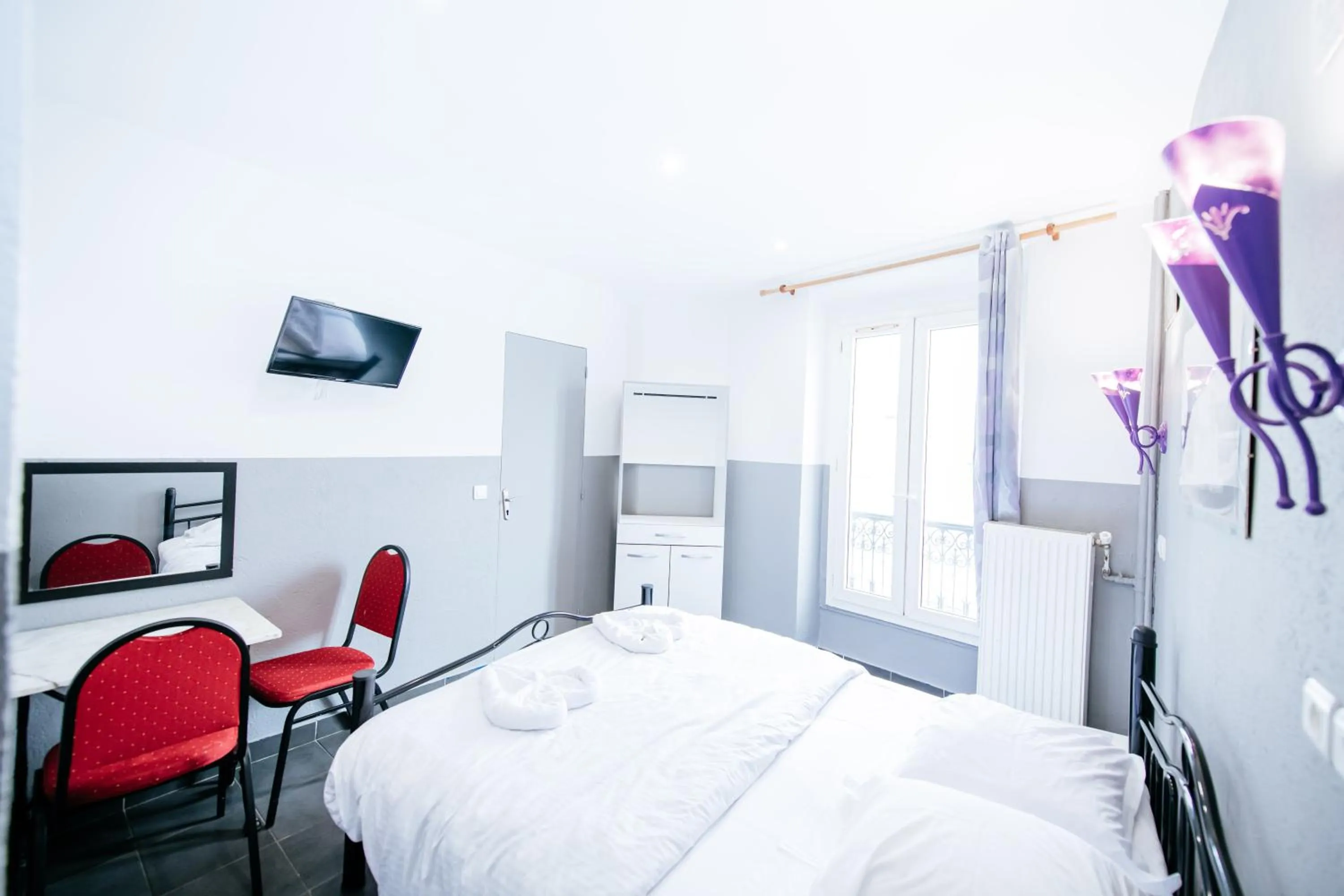 Photo of the whole room, Bed in Hotel De La Poste