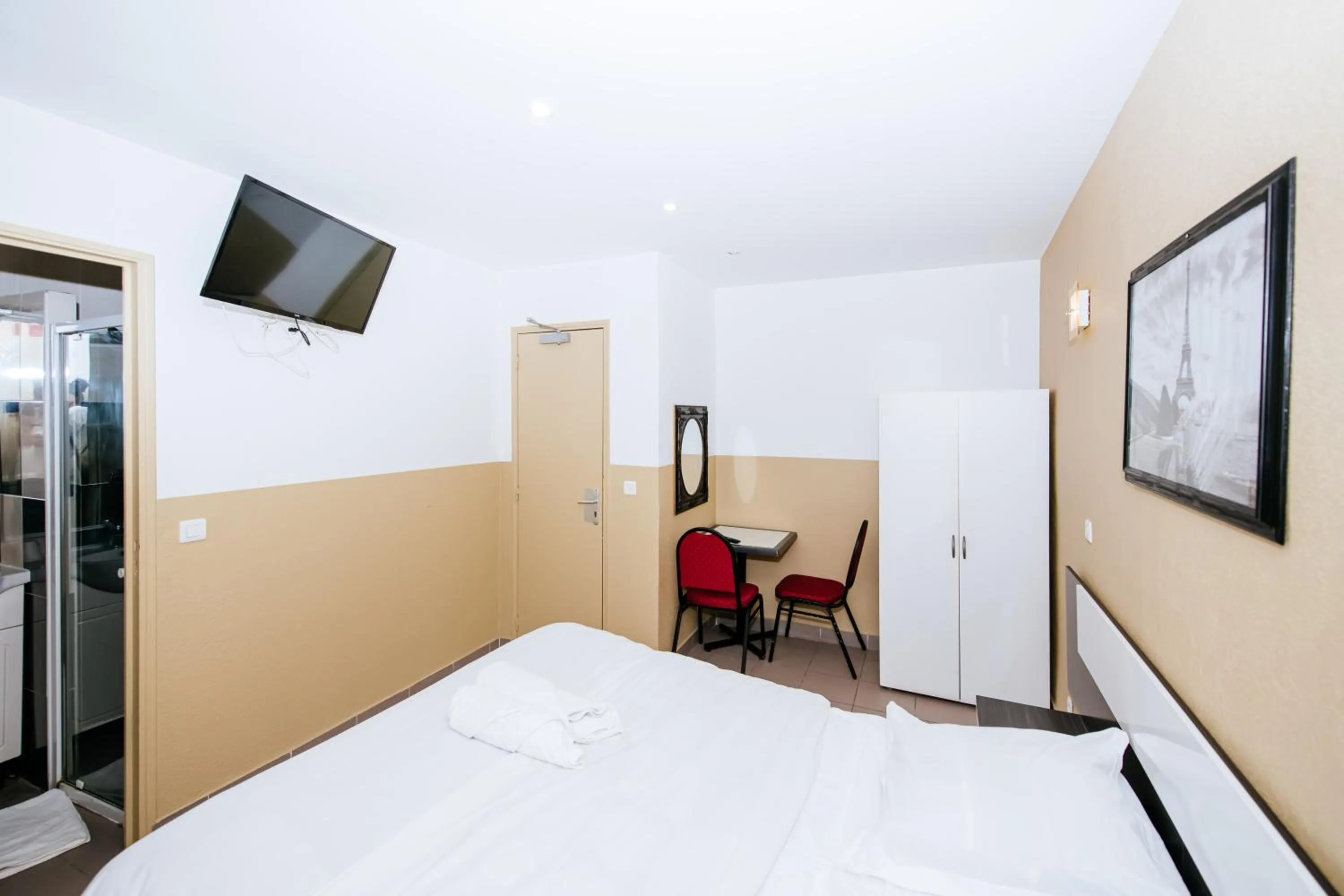 Photo of the whole room, Bed in Hotel De La Poste