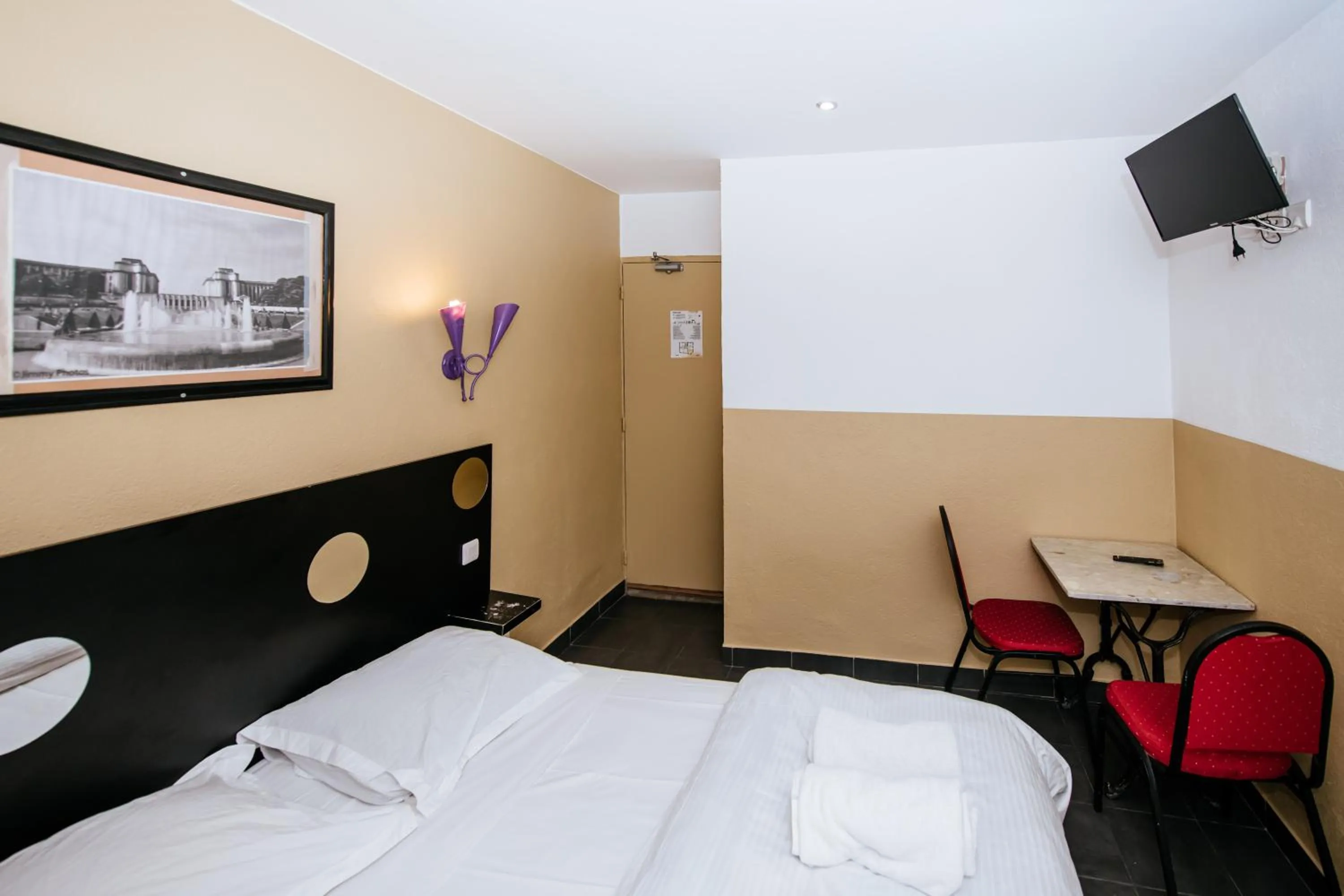 Bedroom, Bed in Hotel De La Poste