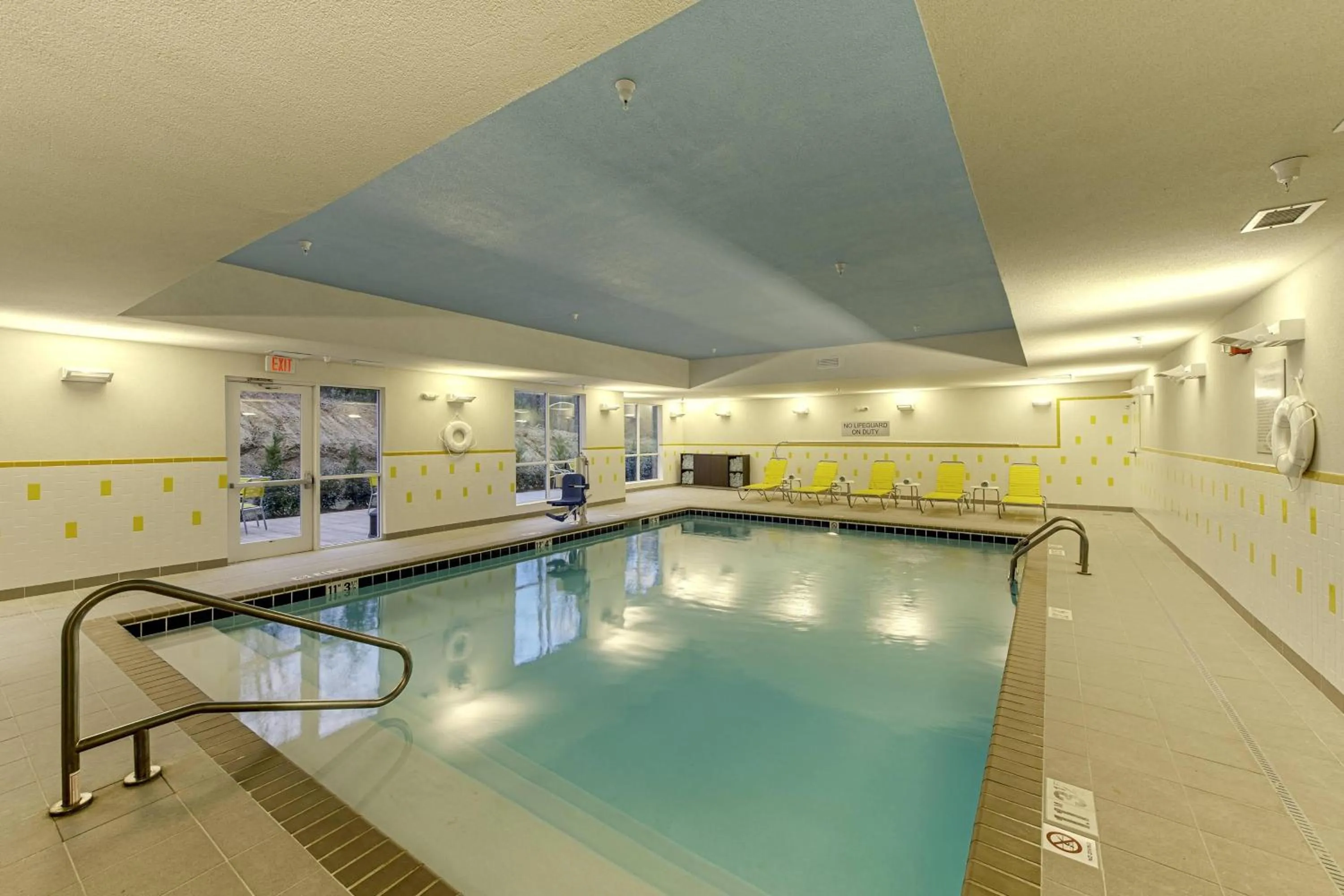 Swimming pool in Fairfield Inn & Suites by Marriott Meridian