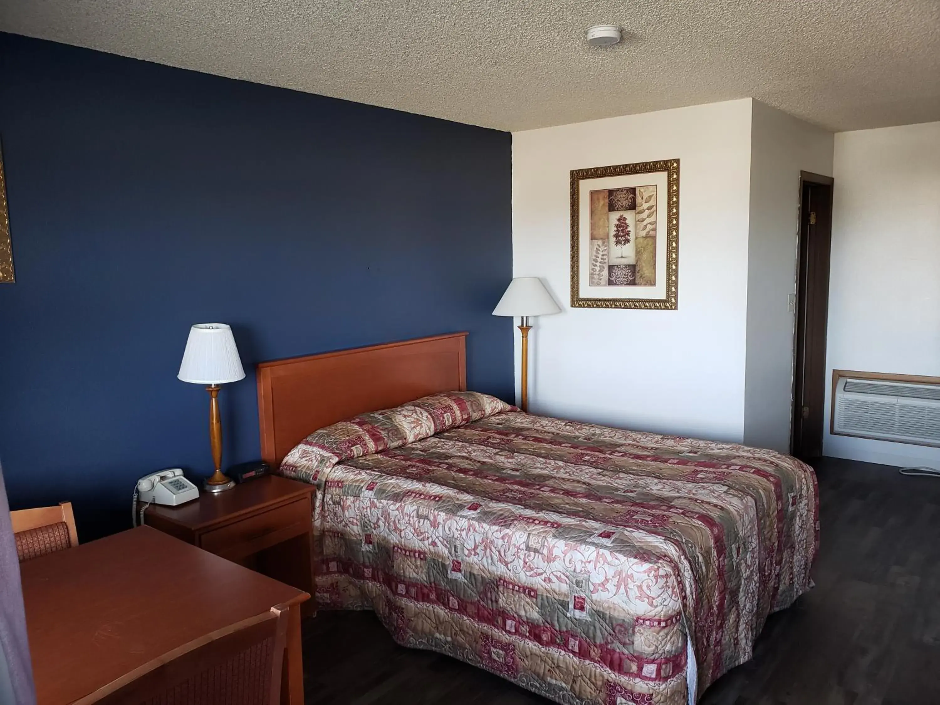 Standard Queen Room - Smoking in Budget Inn Standard Queen Room - Smoking in Budget Inn