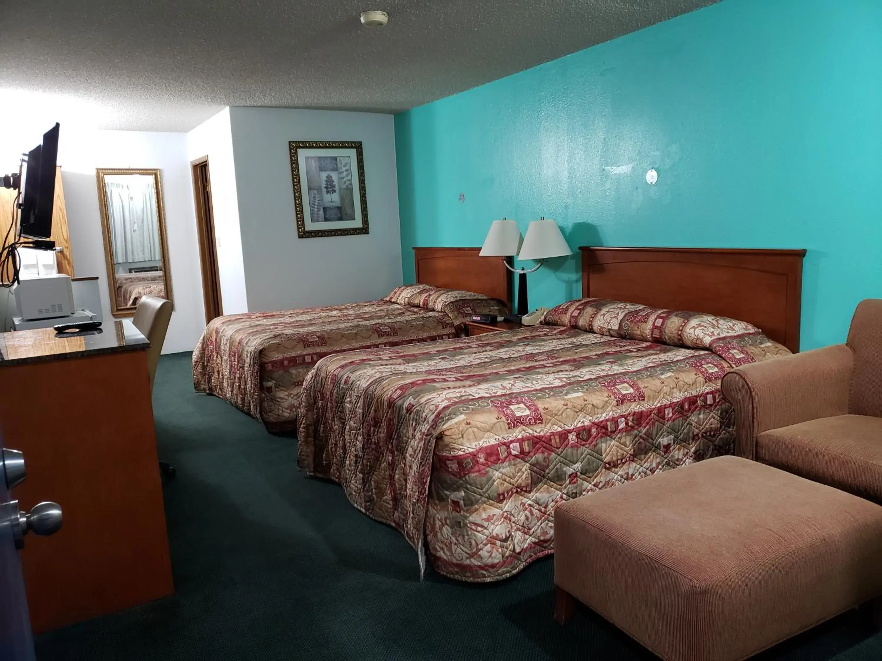 Double Room with 2 Queen Beds - Smoking in Budget Inn Double Room with 2 Queen Beds - Smoking in Budget Inn