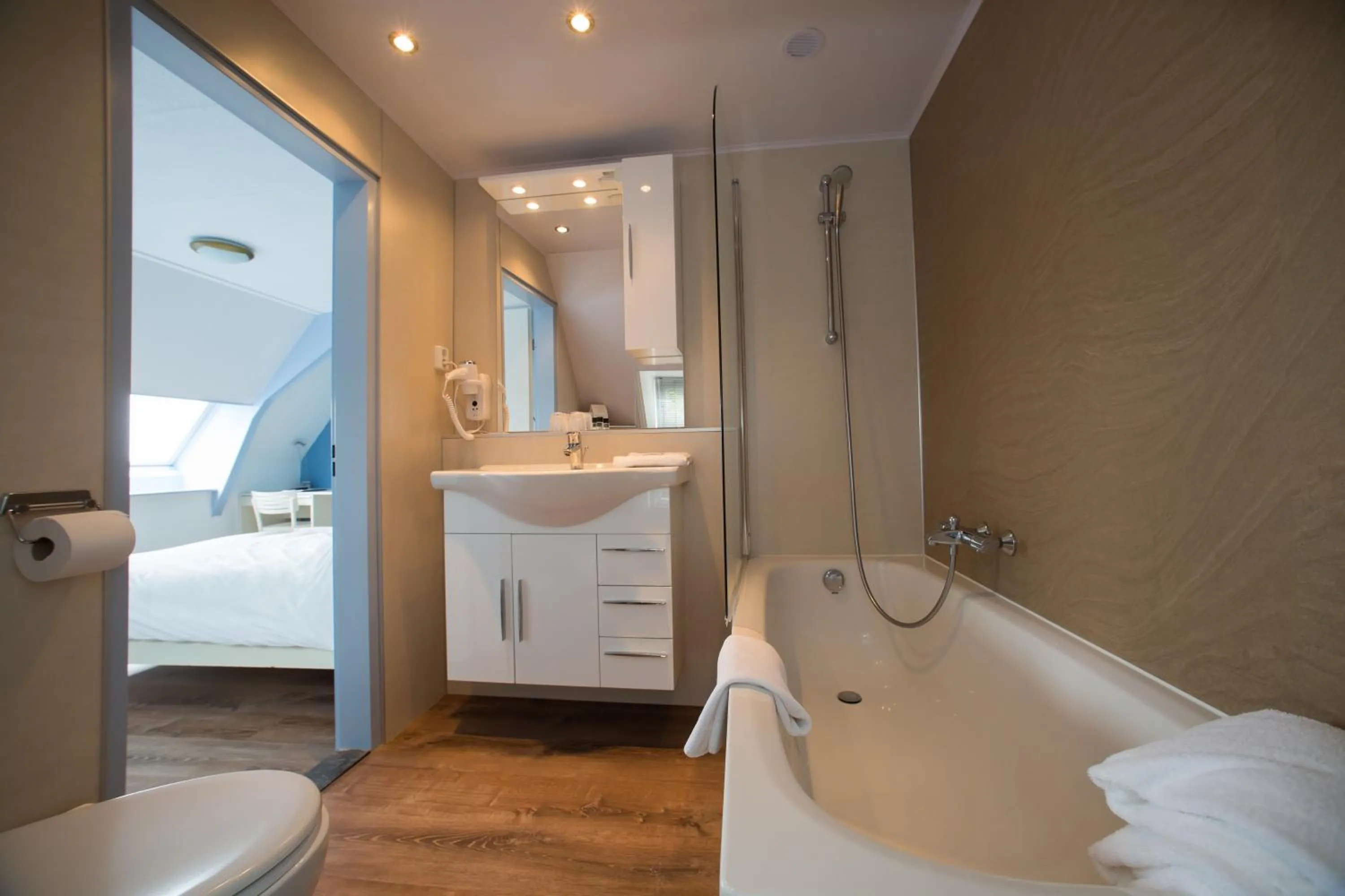 Bathroom, Bed in Landhotel De Hoofdige Boer