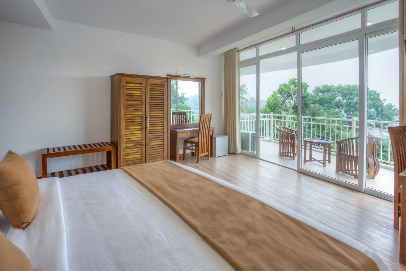 Bed in 360 Lake View Hotel