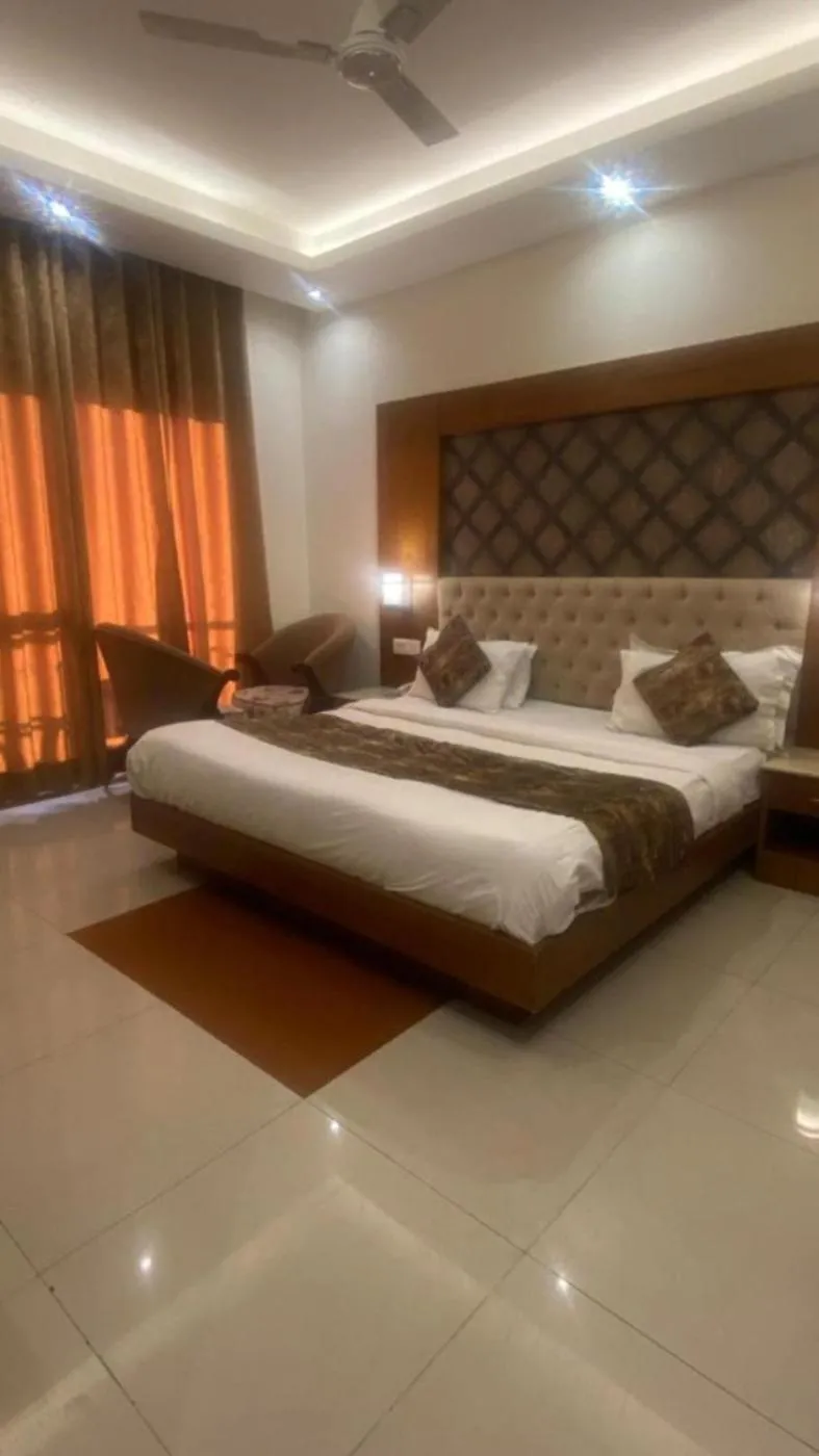 Bedroom, Bed in Mountain Glow