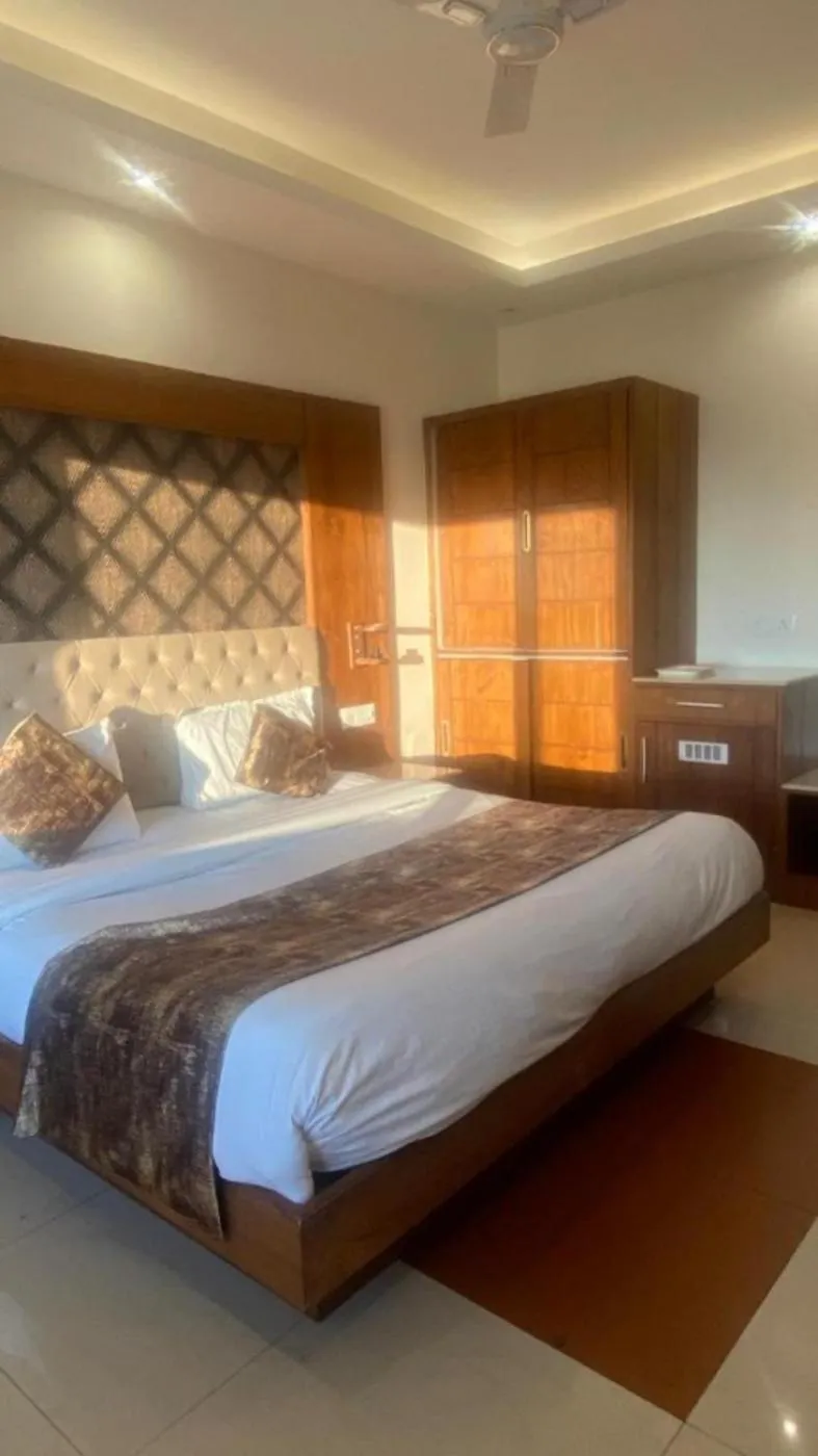 Bedroom, Bed in Mountain Glow