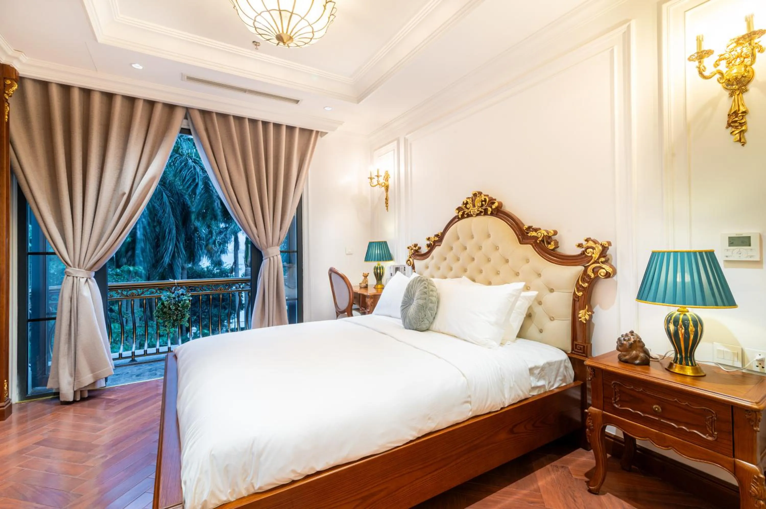 Photo of the whole room, Bed in Luxe Paradise Suite Hotel Trich Sai