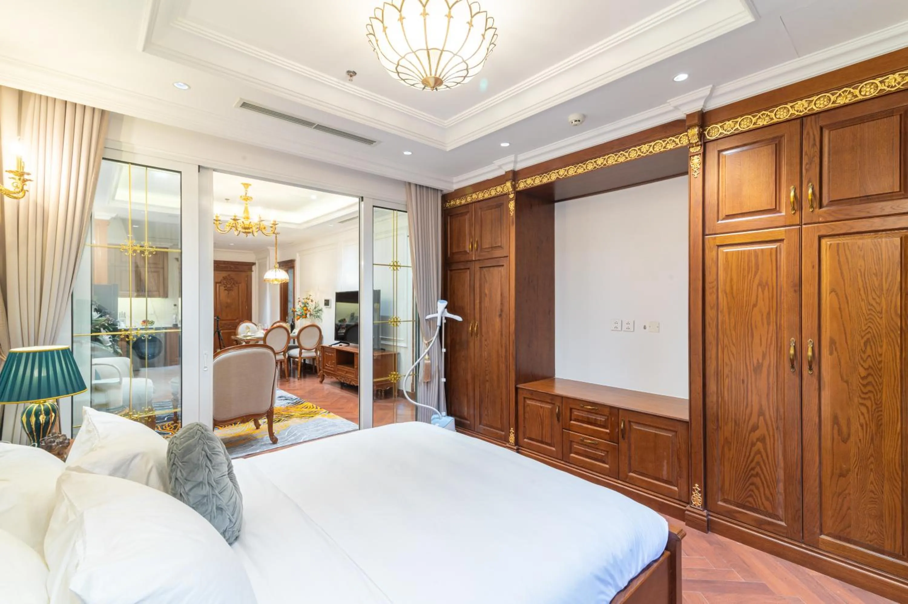 TV and multimedia, Bed in Luxe Paradise Suite Hotel Trich Sai