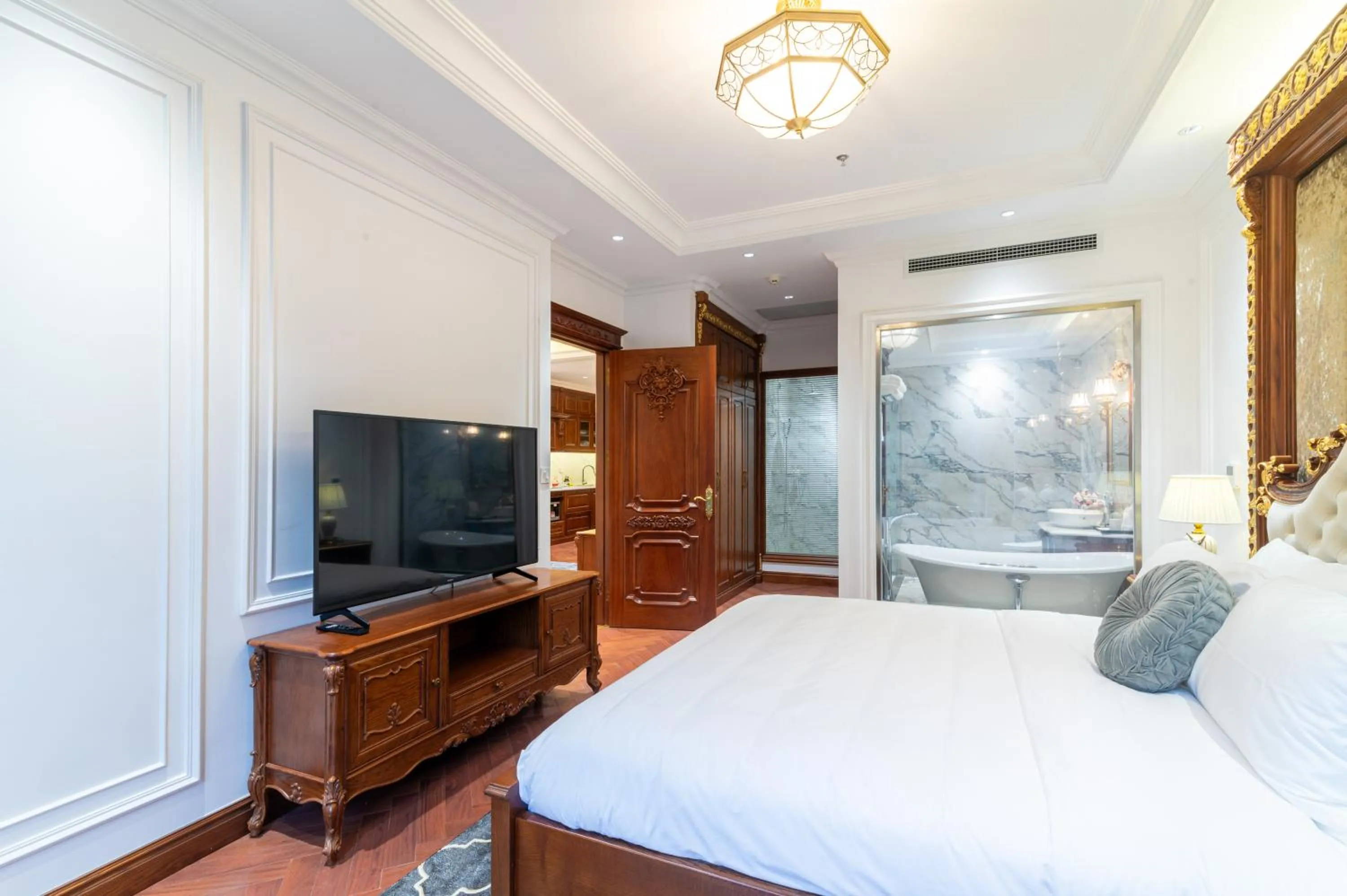 Bedroom, Bed in Luxe Paradise Suite Hotel Trich Sai