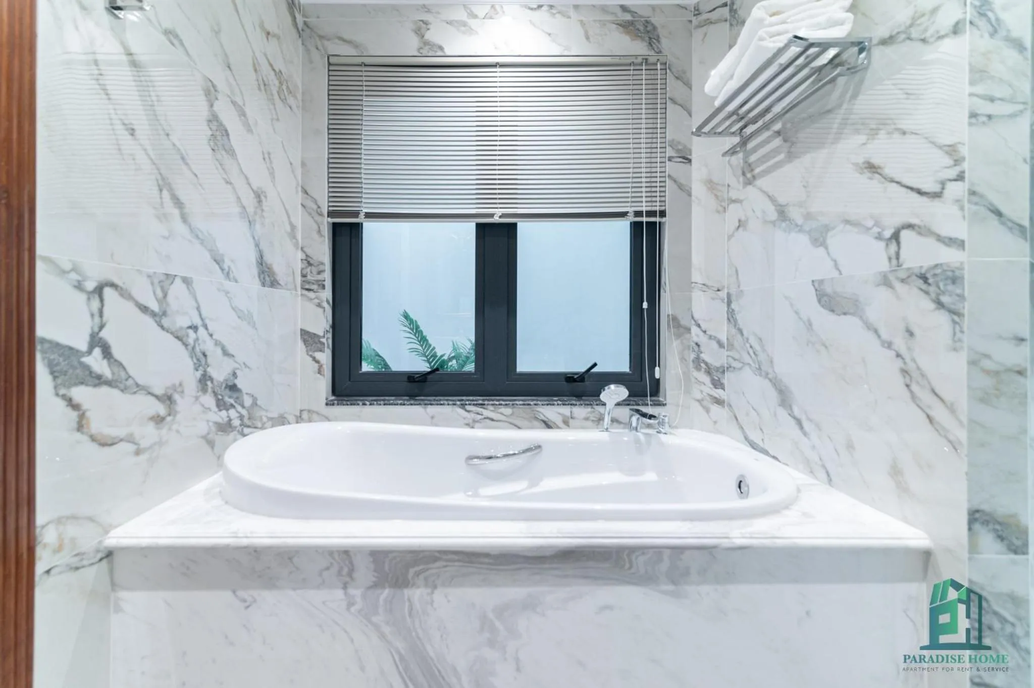 Bath in Luxe Paradise Suite Hotel Trich Sai