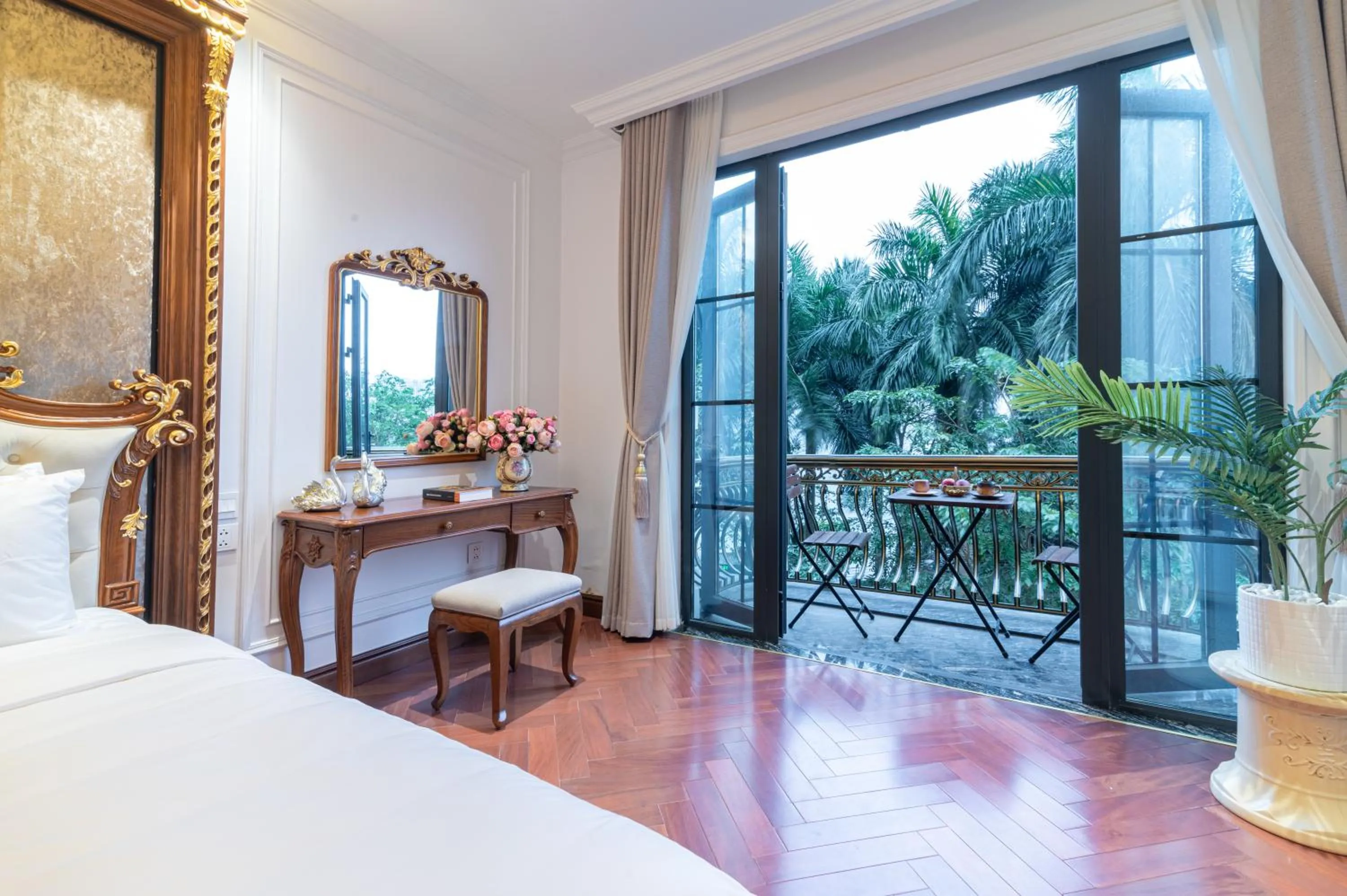 Bedroom, Bed in Luxe Paradise Suite Hotel Trich Sai