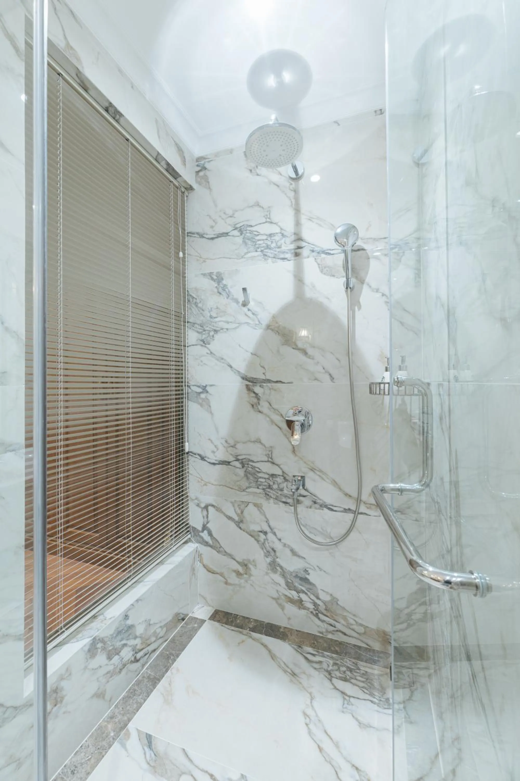 Shower in Luxe Paradise Suite Hotel Trich Sai