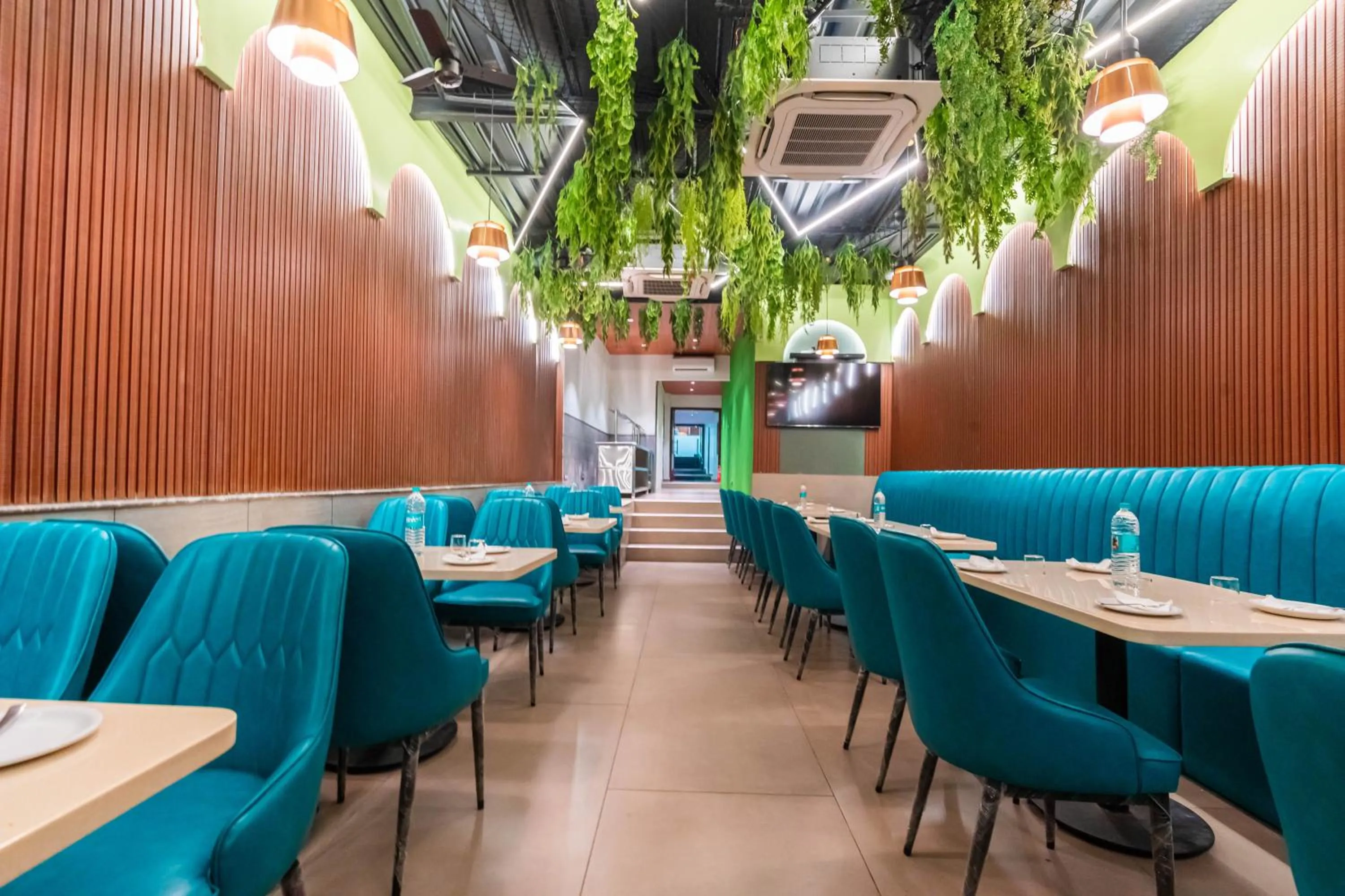 Restaurant/places to eat in Treebo Express Inn