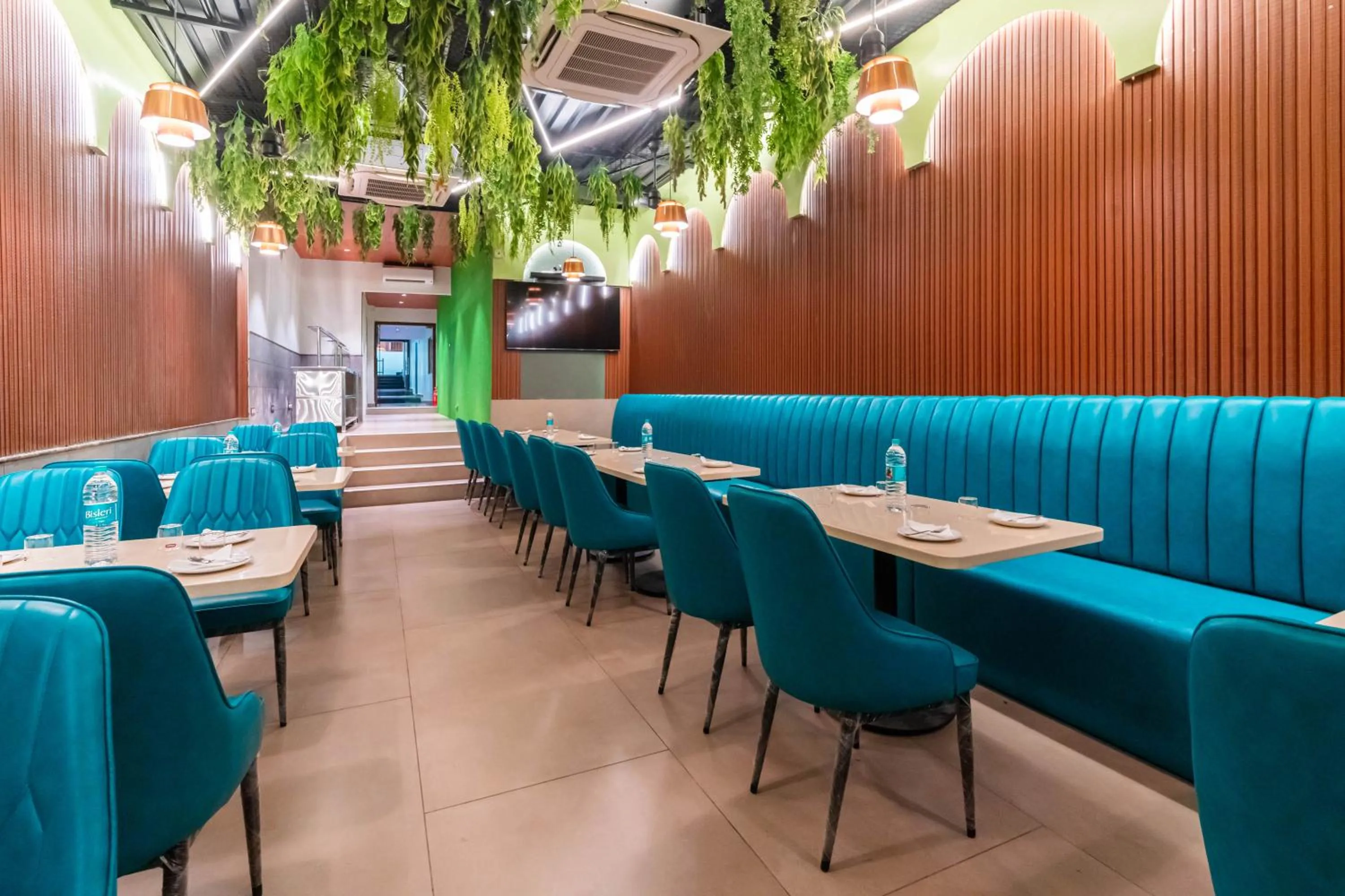 Restaurant/places to eat in Treebo Express Inn