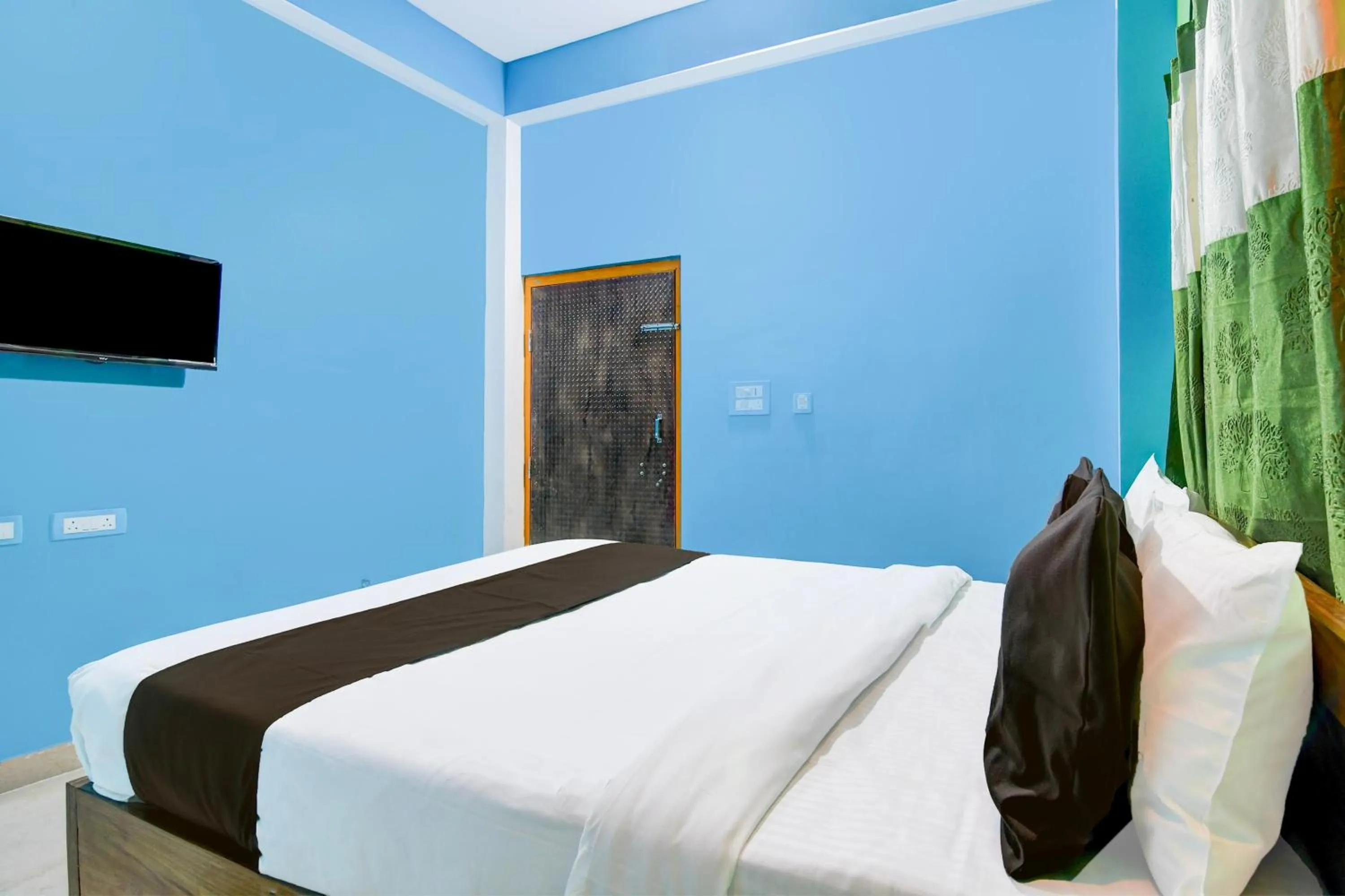 Bedroom, Bed in Hotel O Blue Valley