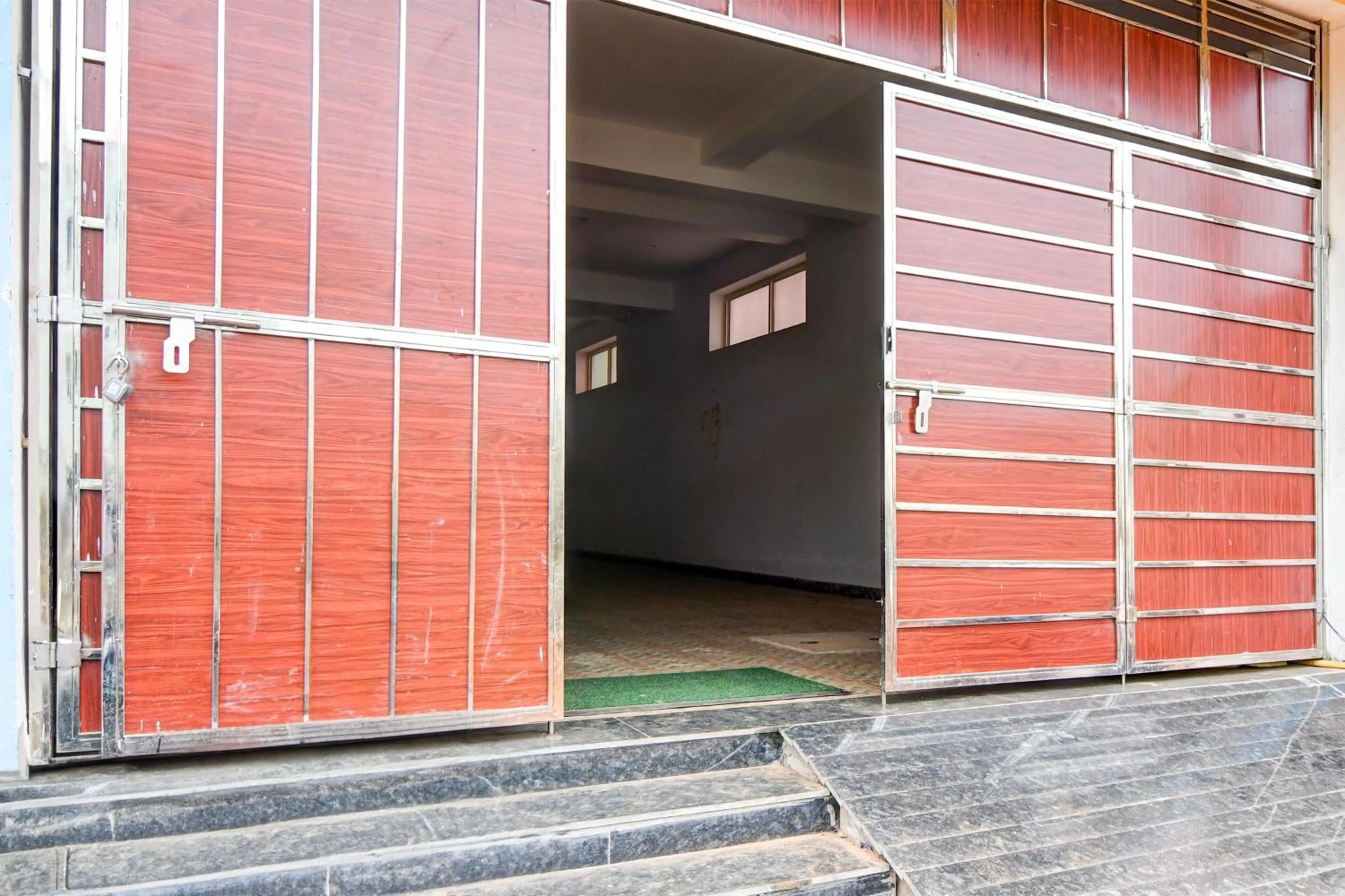 Facade/entrance in Hotel O Blue Valley