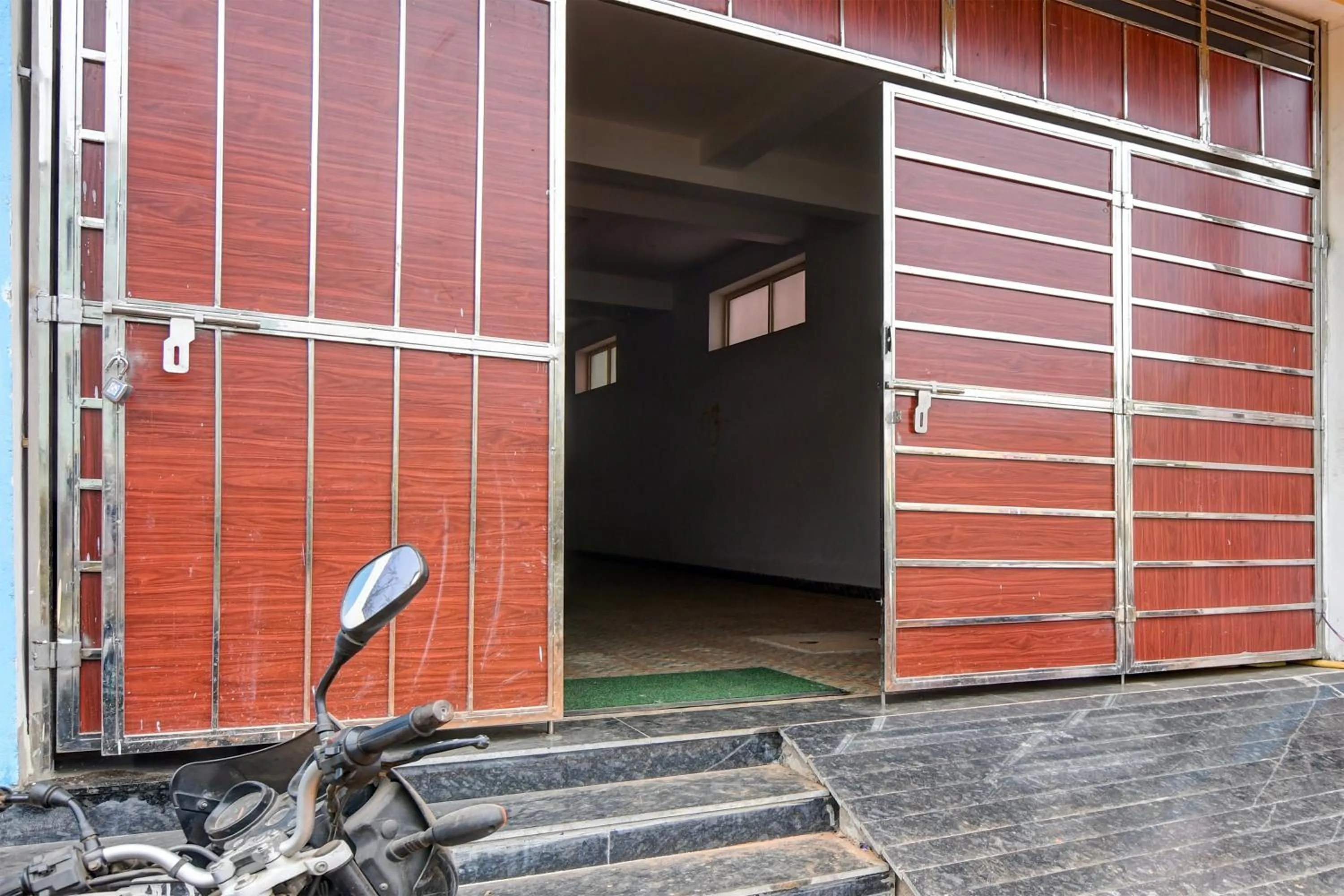 Facade/entrance in Hotel O Blue Valley