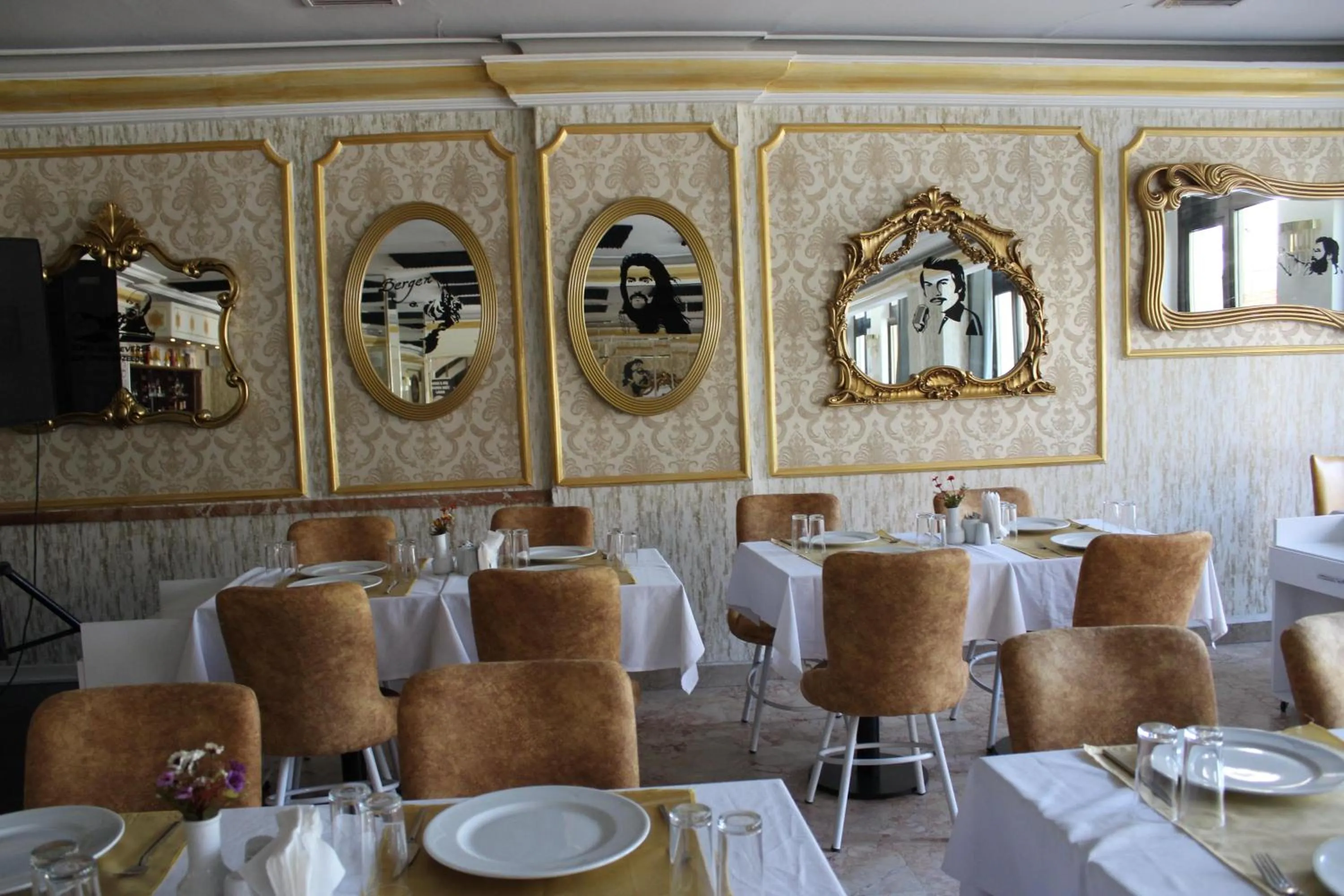 Restaurant/places to eat in ANGRAND HOTEL