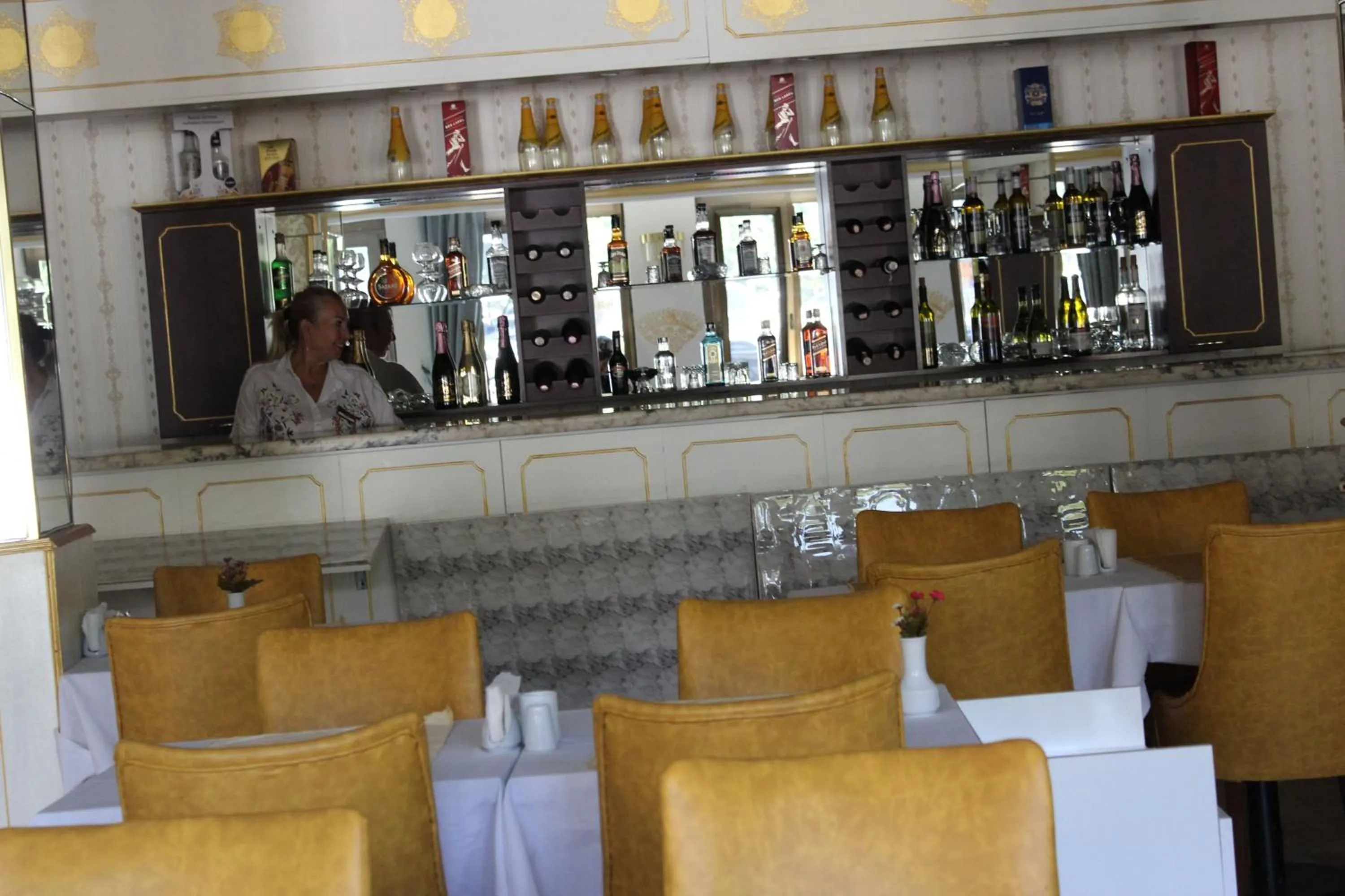 Restaurant/places to eat in ANGRAND HOTEL