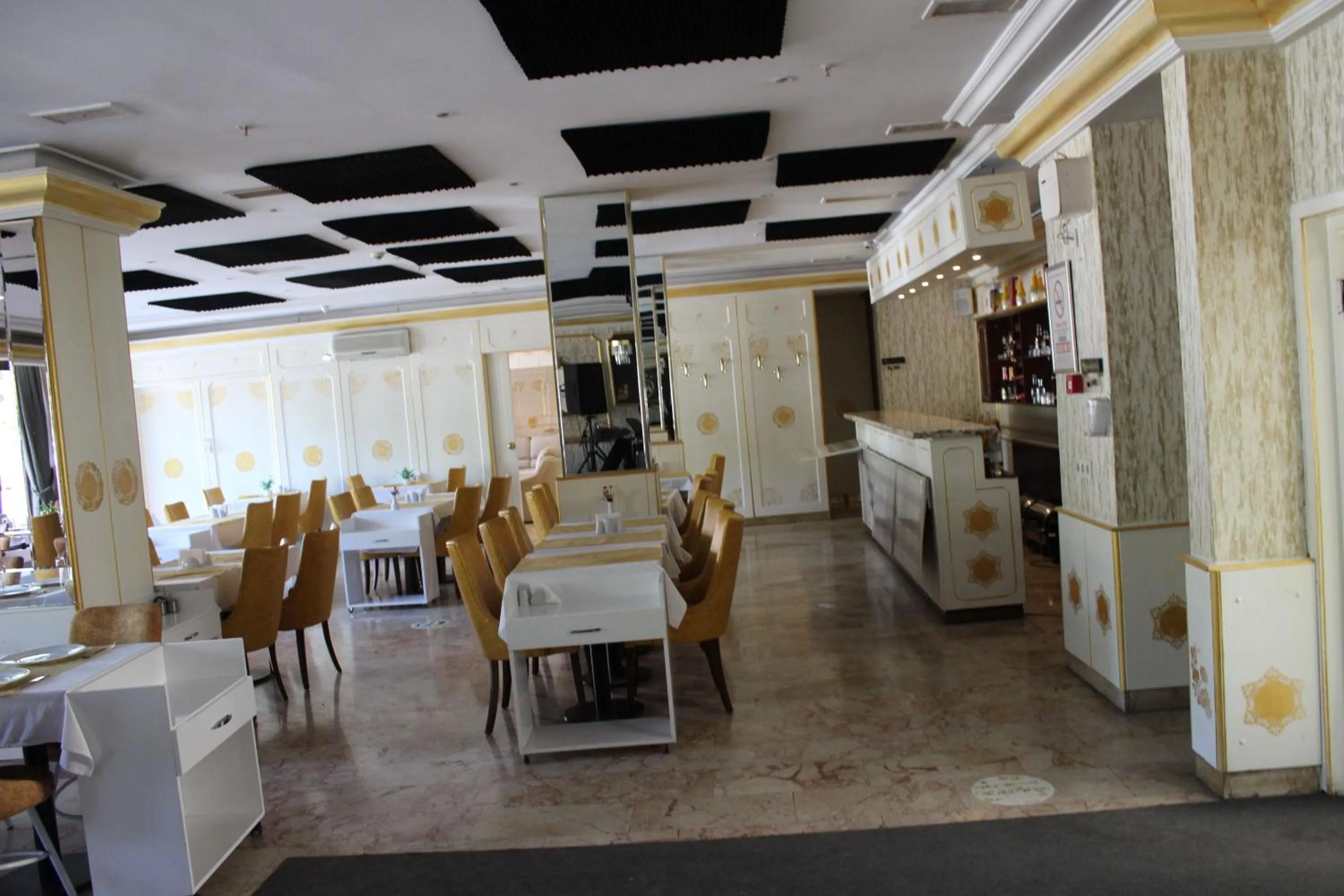 Restaurant/places to eat in ANGRAND HOTEL