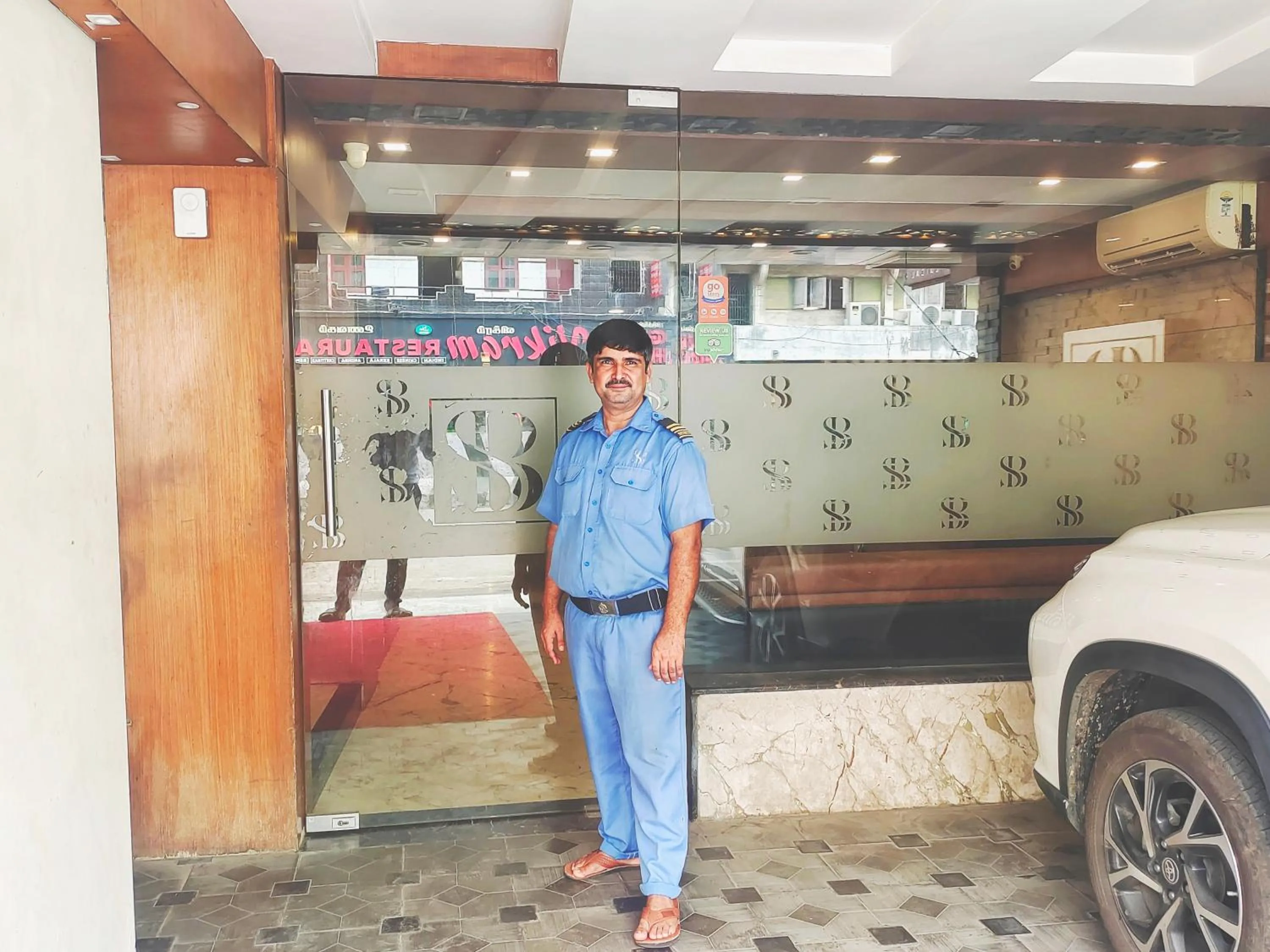 Staff in Santhi Bhavan, Chennai Central