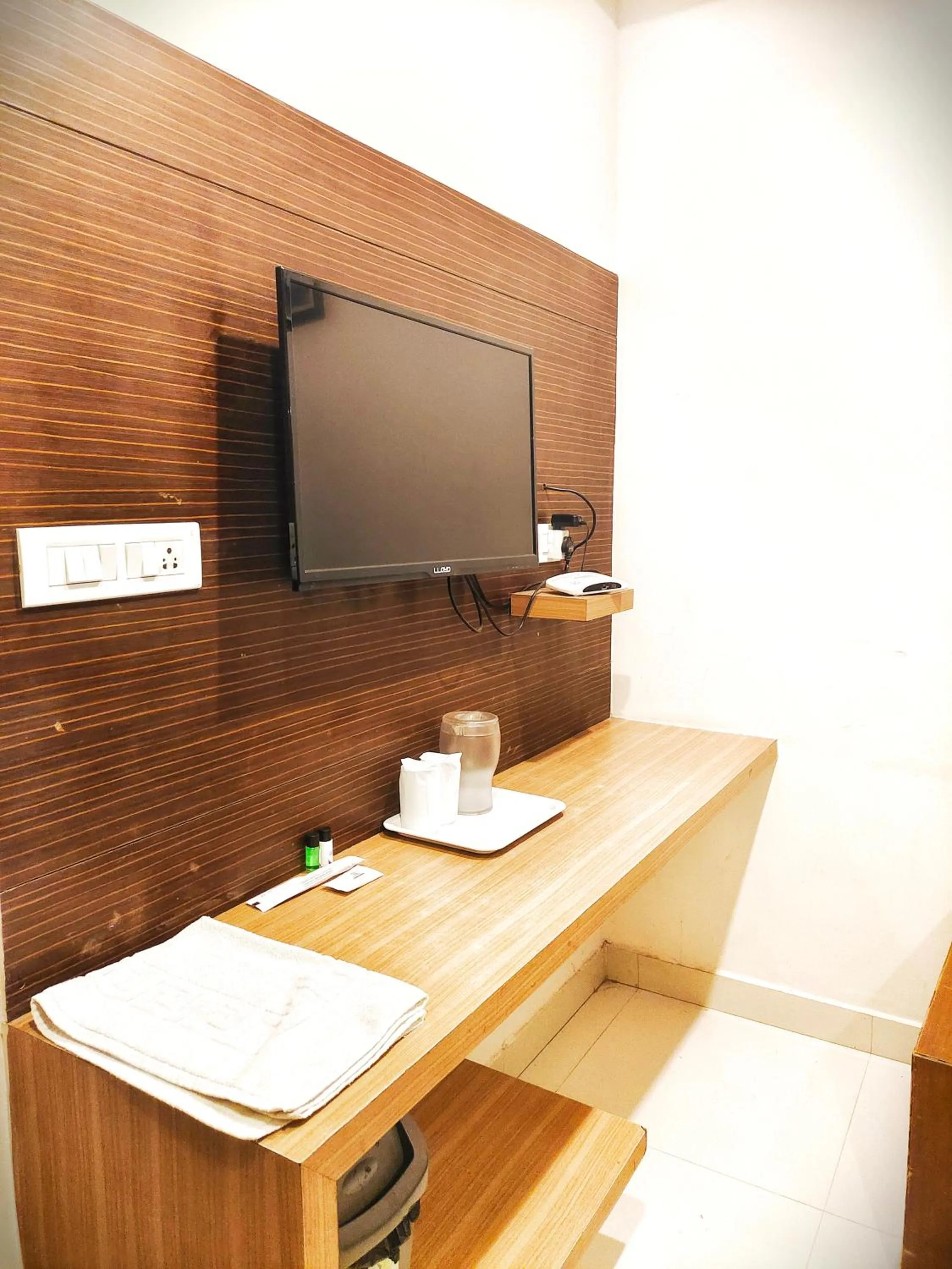 TV and multimedia in Santhi Bhavan, Chennai Central