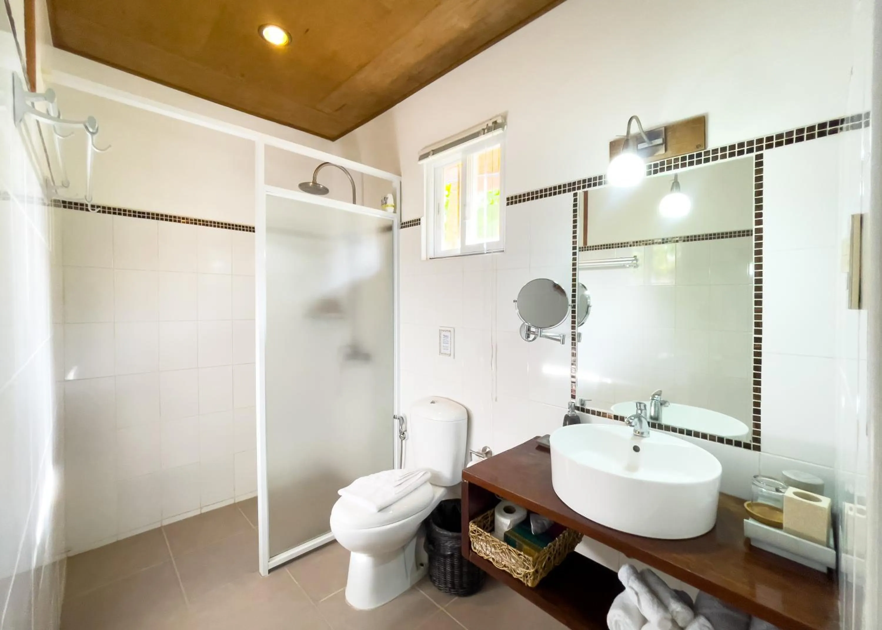 Shower in Cadlao Resort and Restaurant