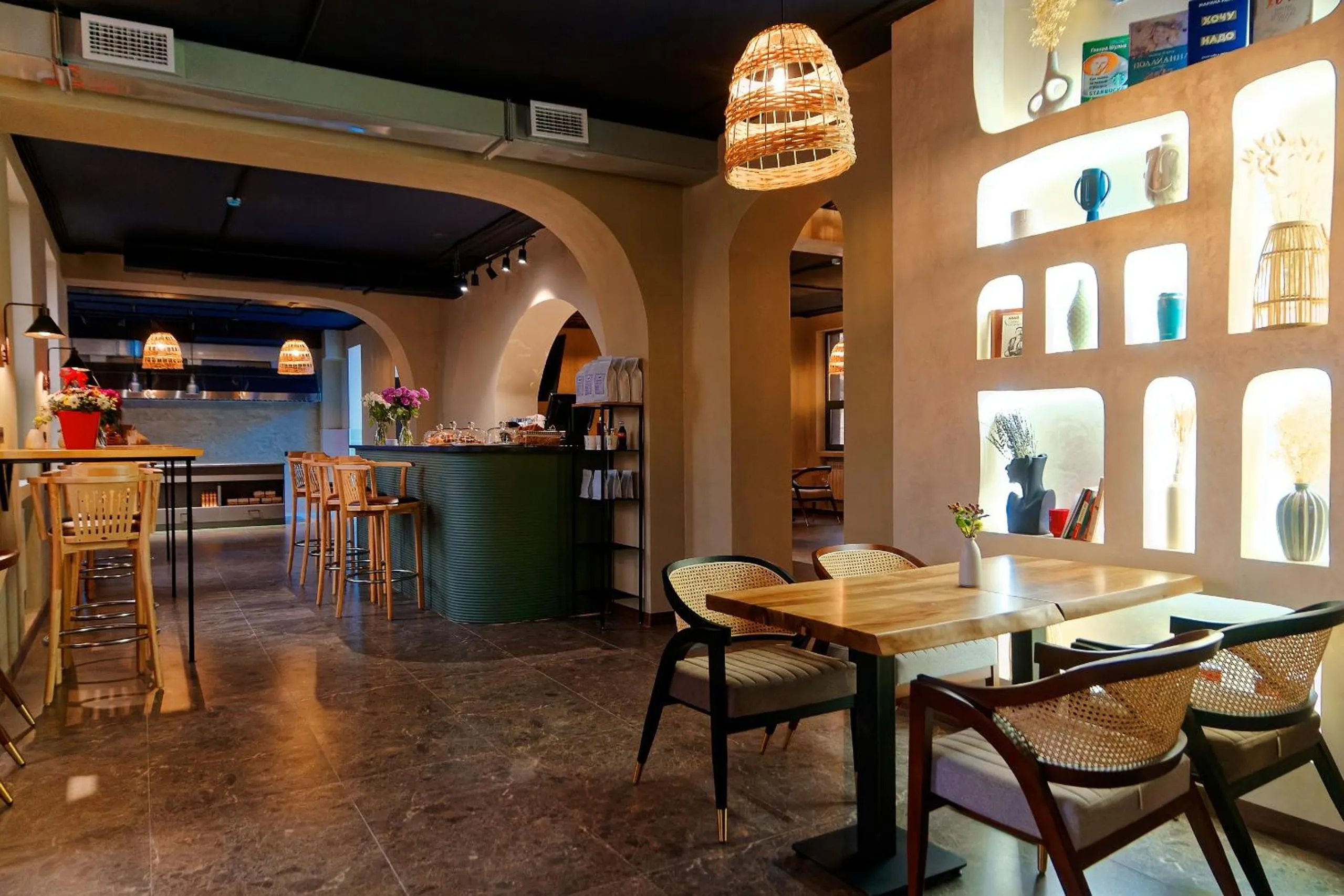 Restaurant/places to eat in Aston Hotel