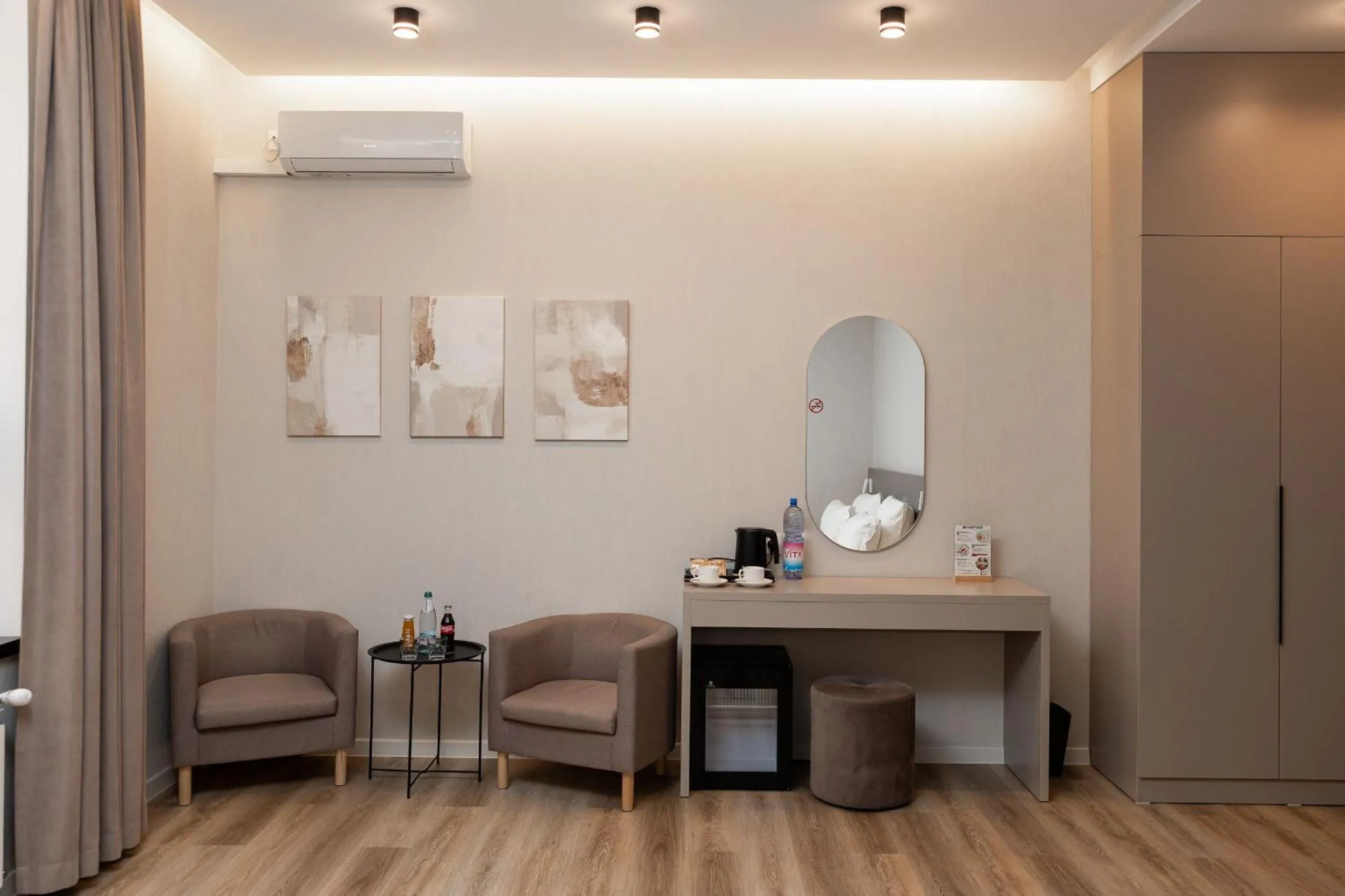 Living room in Aston Hotel