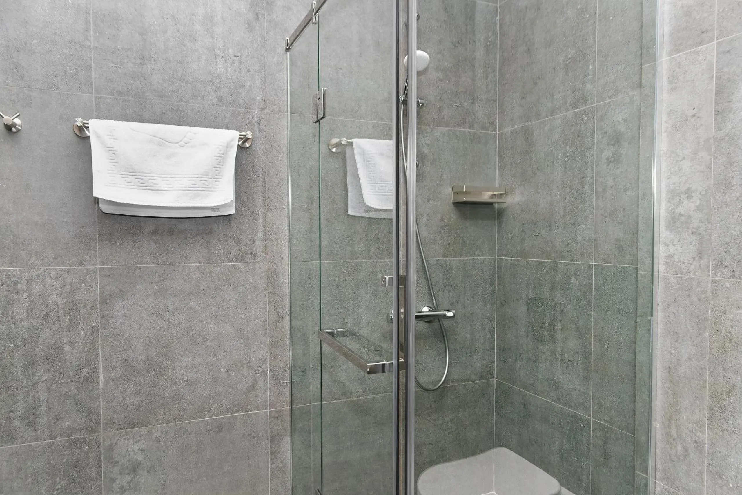Shower in Aston Hotel