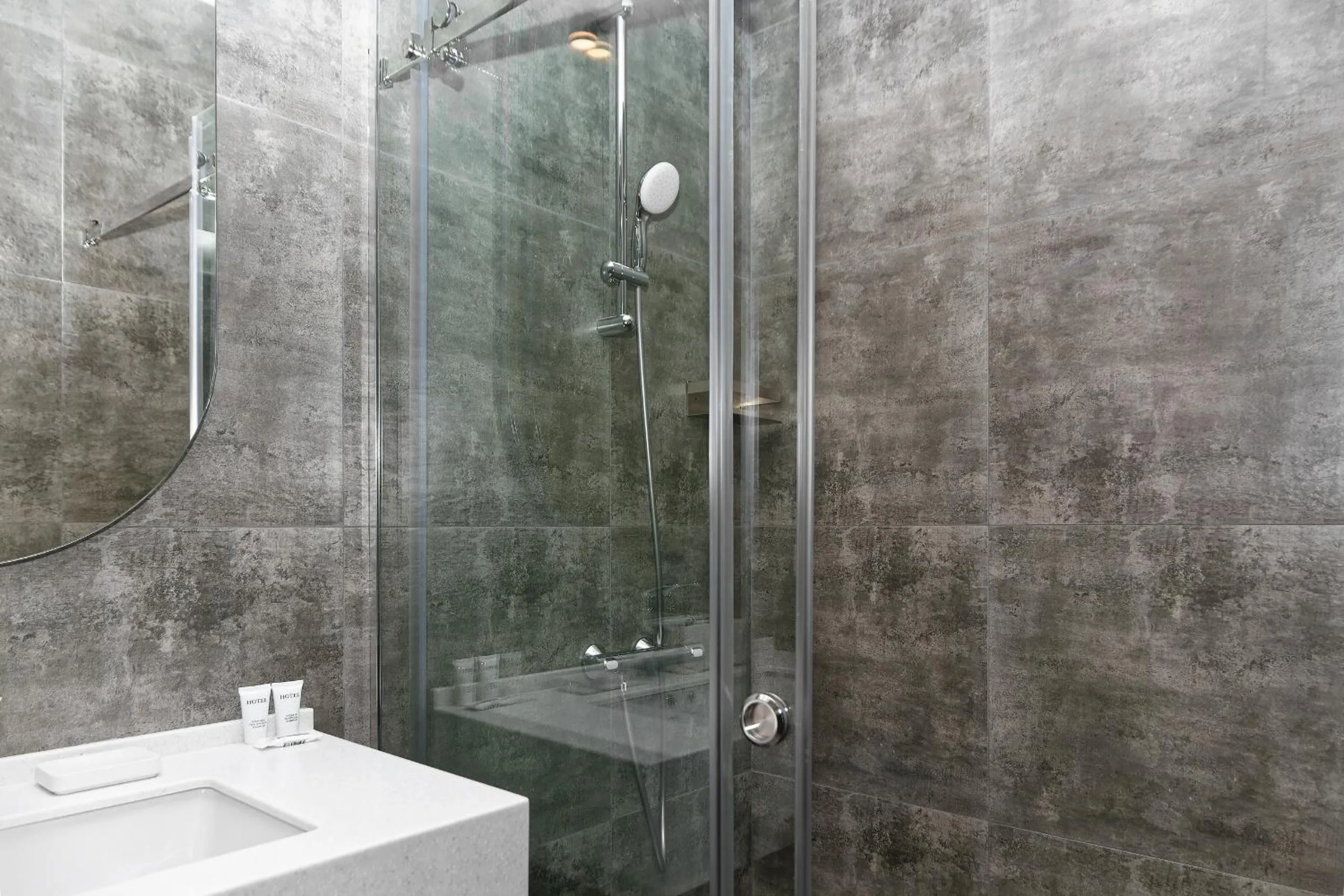 Shower in Aston Hotel