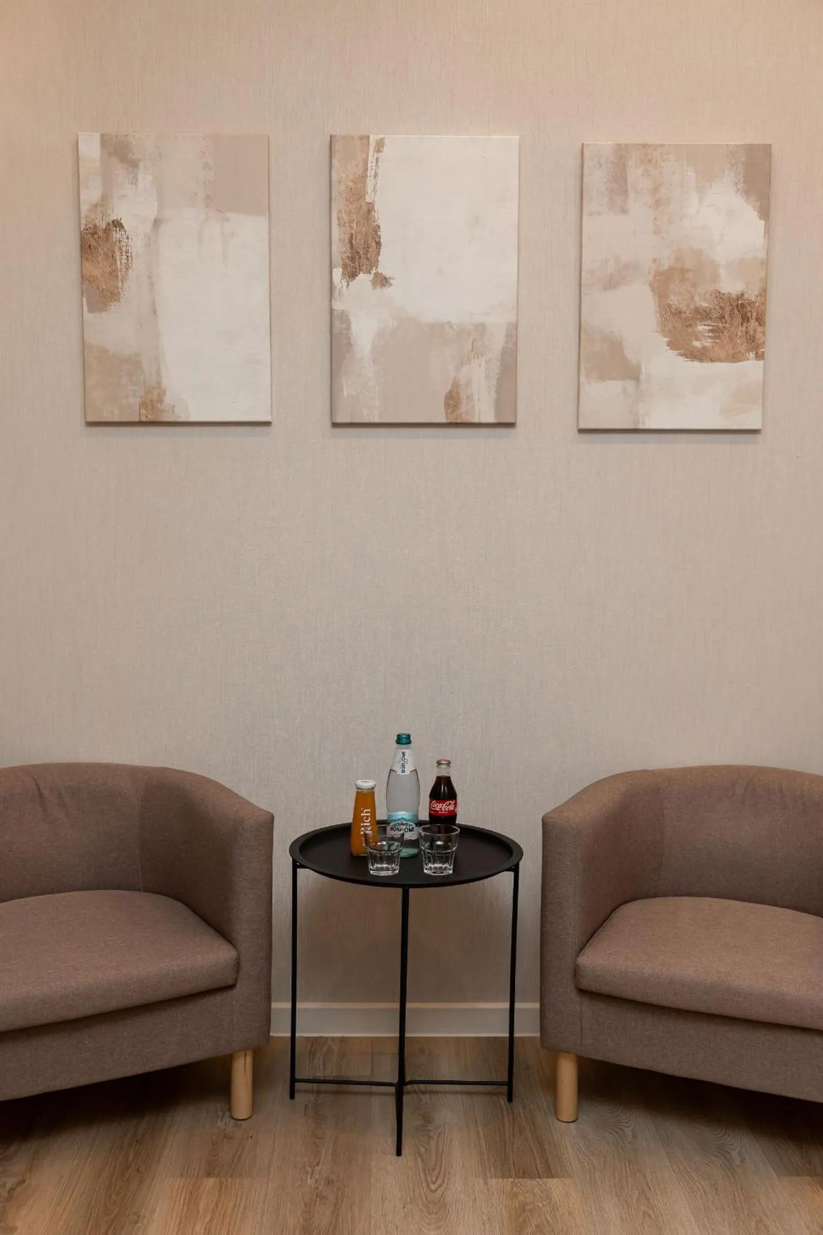 Living room in Aston Hotel