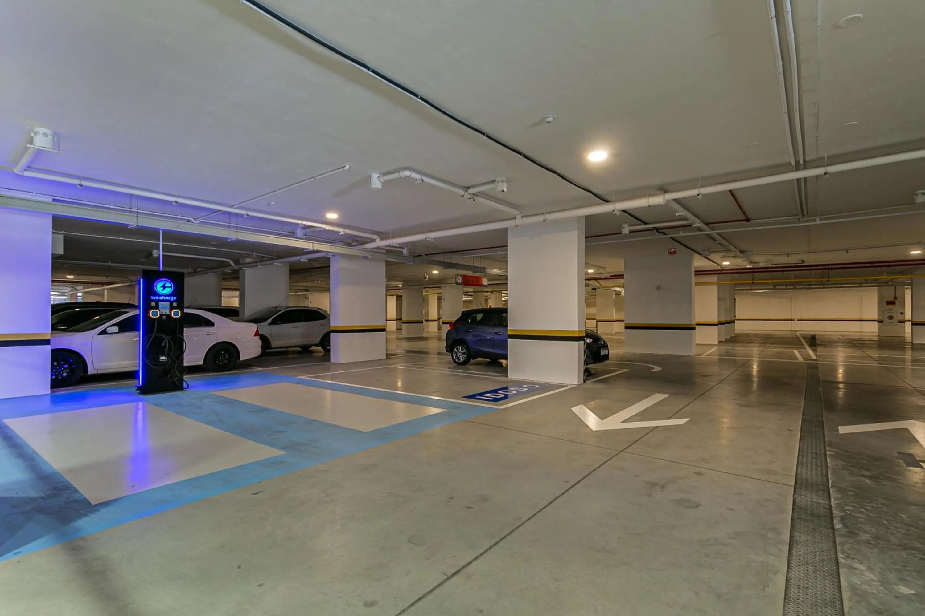 Parking in Studios Tower by Viva - Prédio com piscina e estacionamento no centro de Floripa