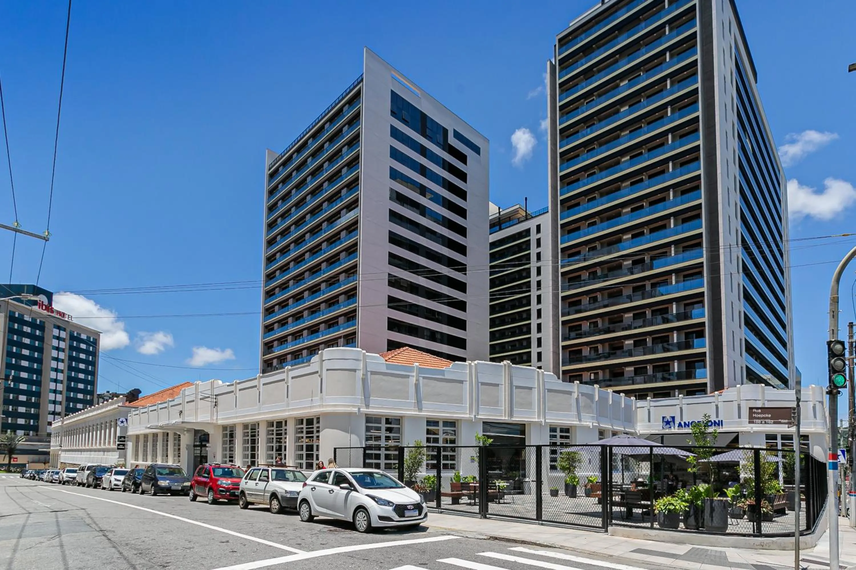 Property building in Studios Tower by Viva - Prédio com piscina e estacionamento no centro de Floripa