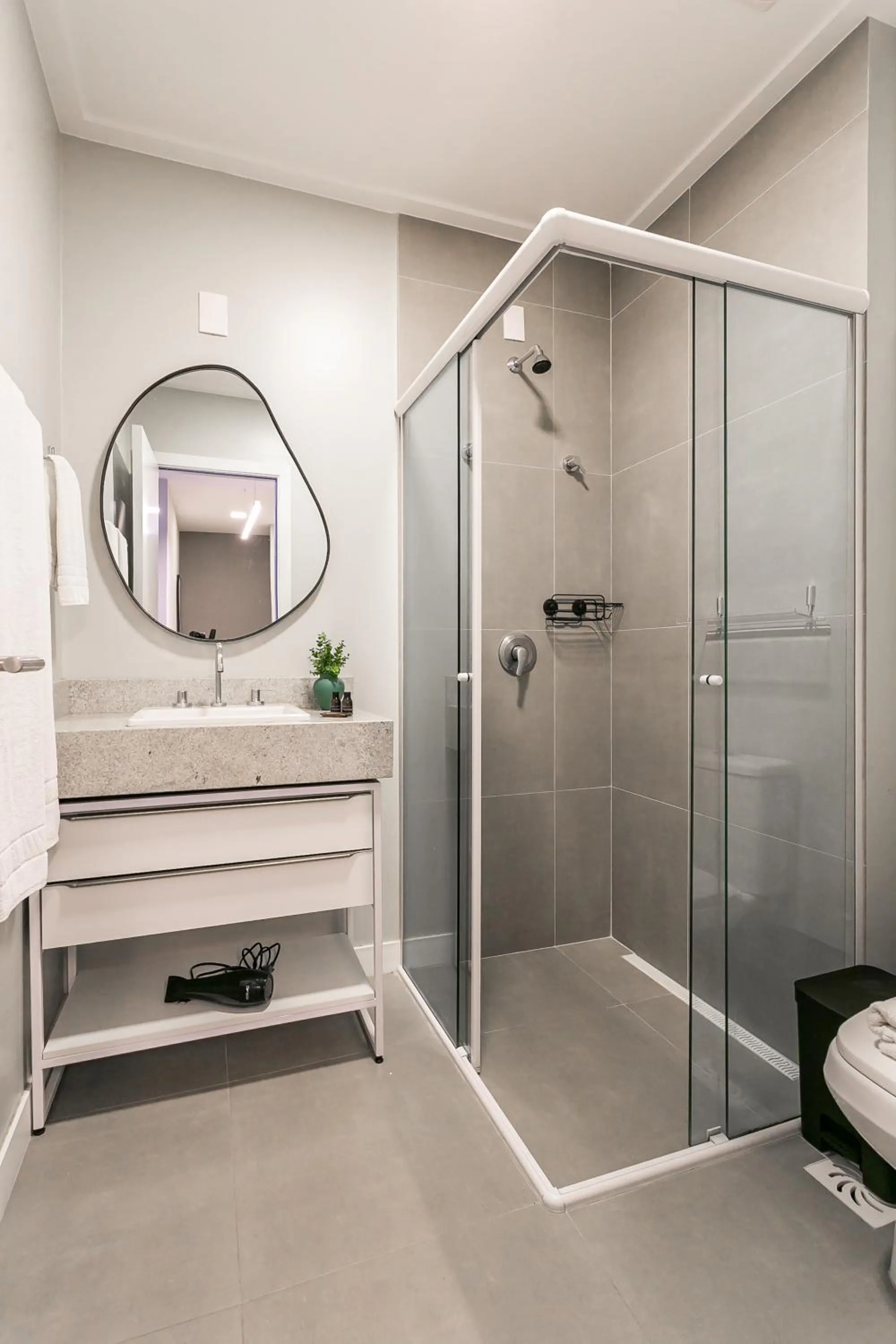 Shower in Studios Tower by Viva - Prédio com piscina e estacionamento no centro de Floripa