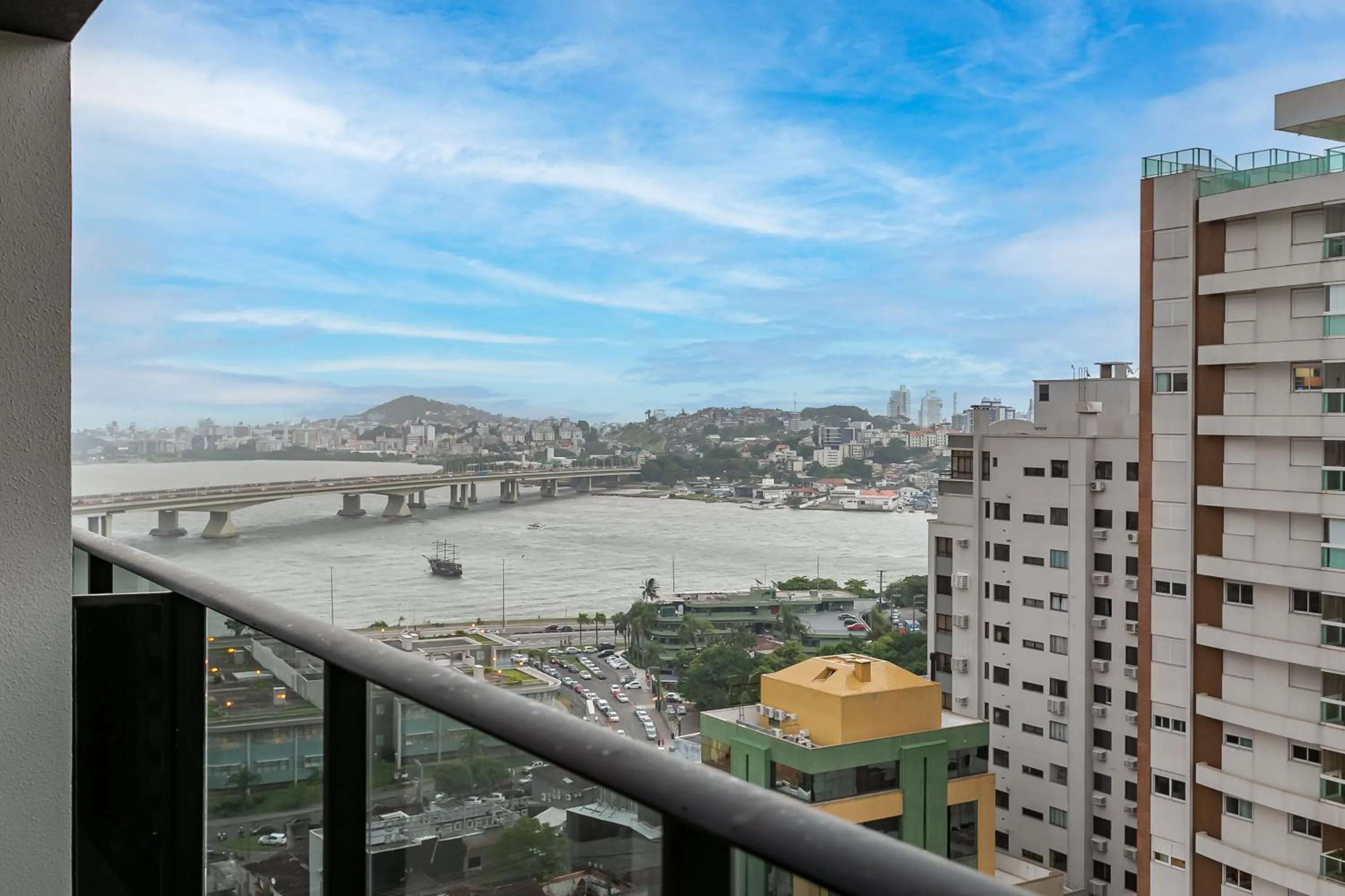 Property building in Studios Tower by Viva - Prédio com piscina e estacionamento no centro de Floripa
