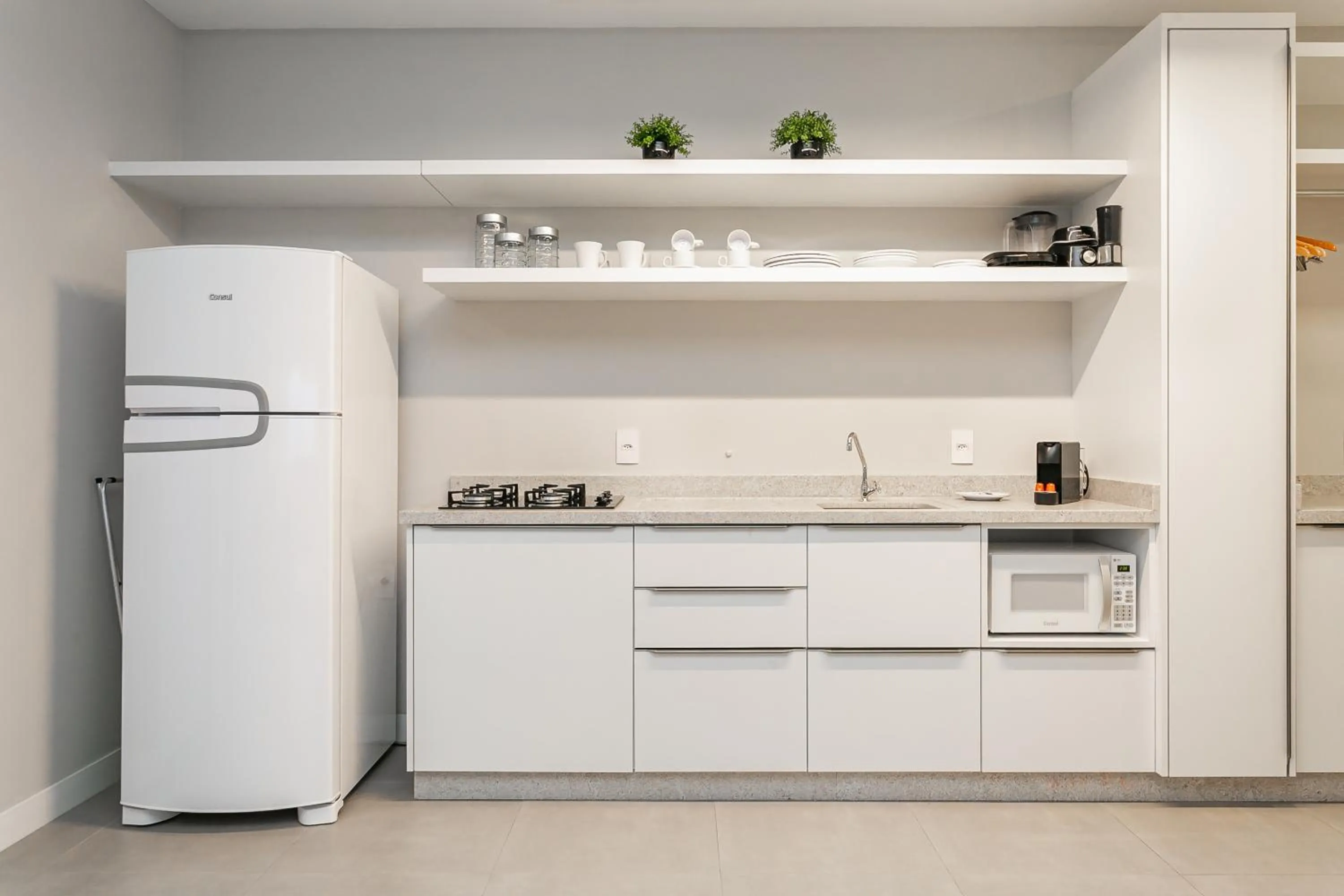 Kitchen or kitchenette in Studios Tower by Viva - Prédio com piscina e estacionamento no centro de Floripa