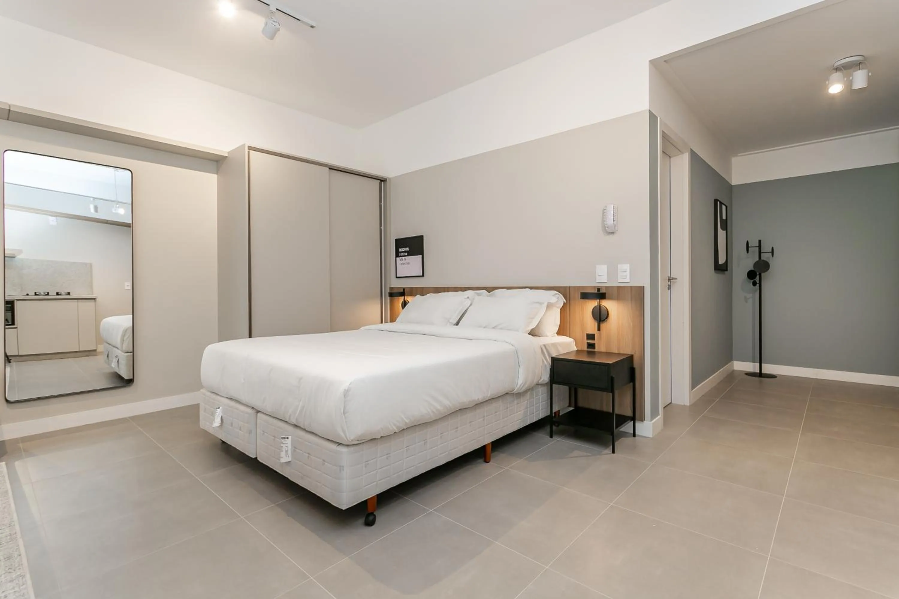 Bed in Studios Tower by Viva - Prédio com piscina e estacionamento no centro de Floripa